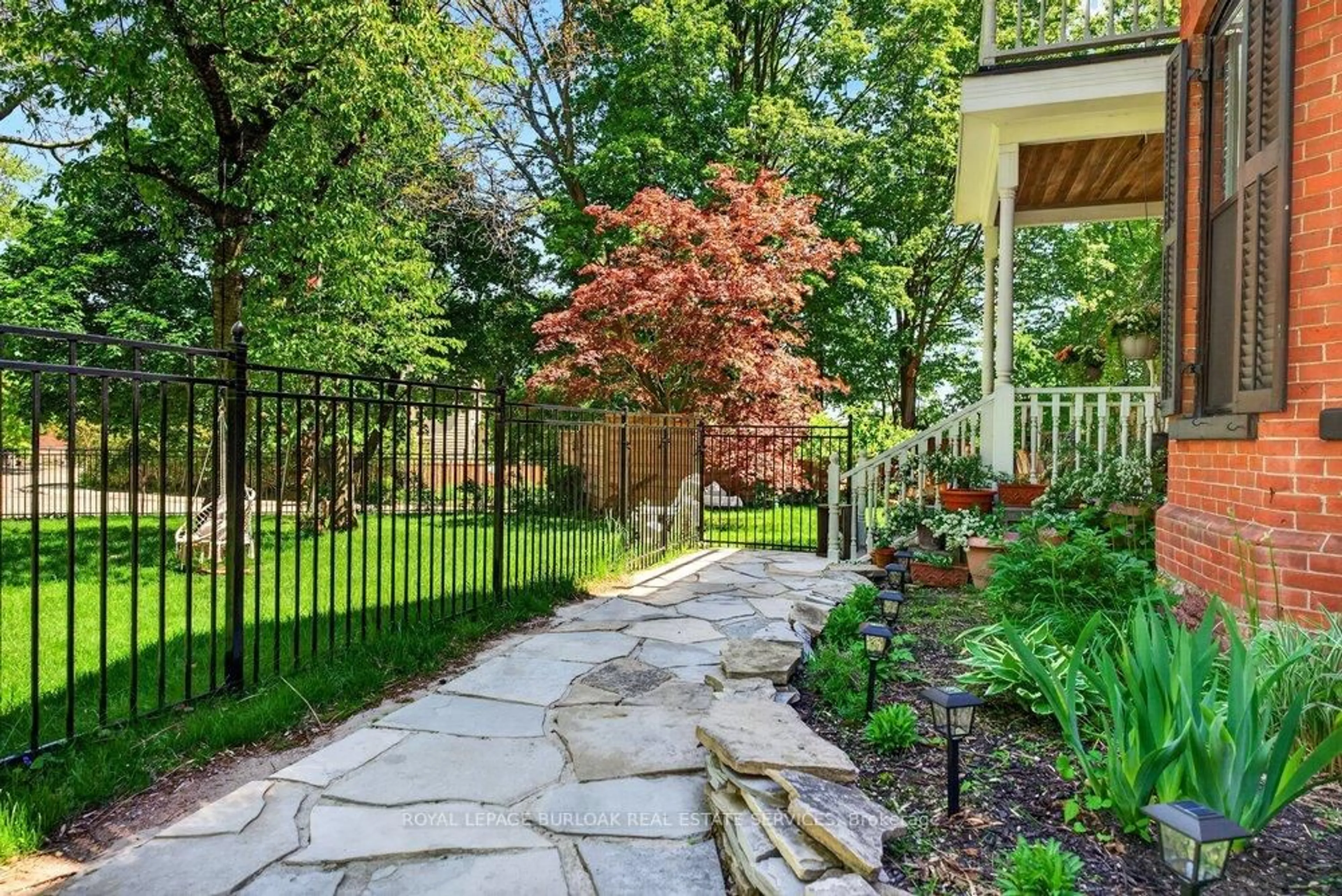 Patio, street for 123 Main St, Grimsby Ontario L3M 1R9