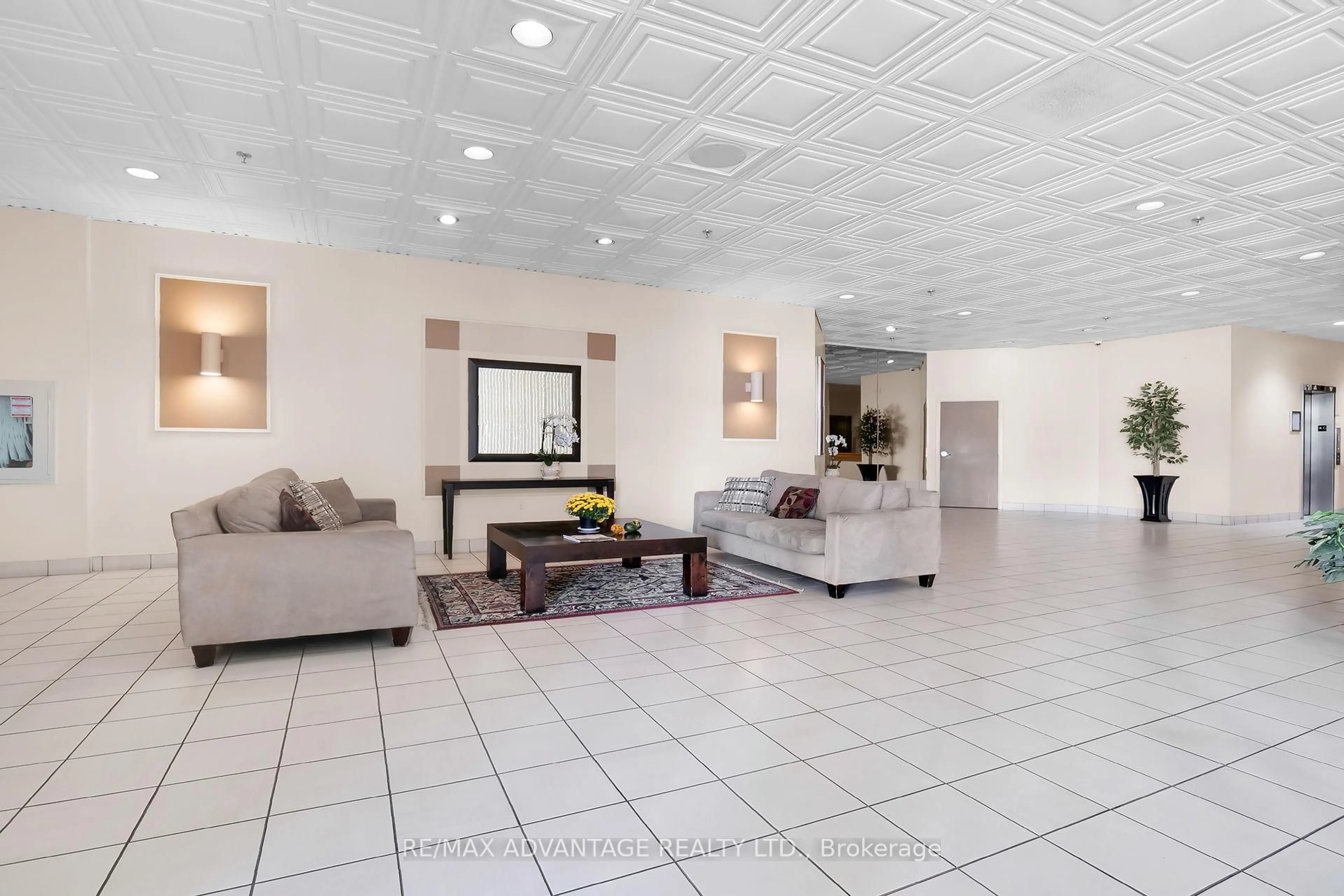 Lobby for 380 King St #305, London East Ontario N6B 3L6