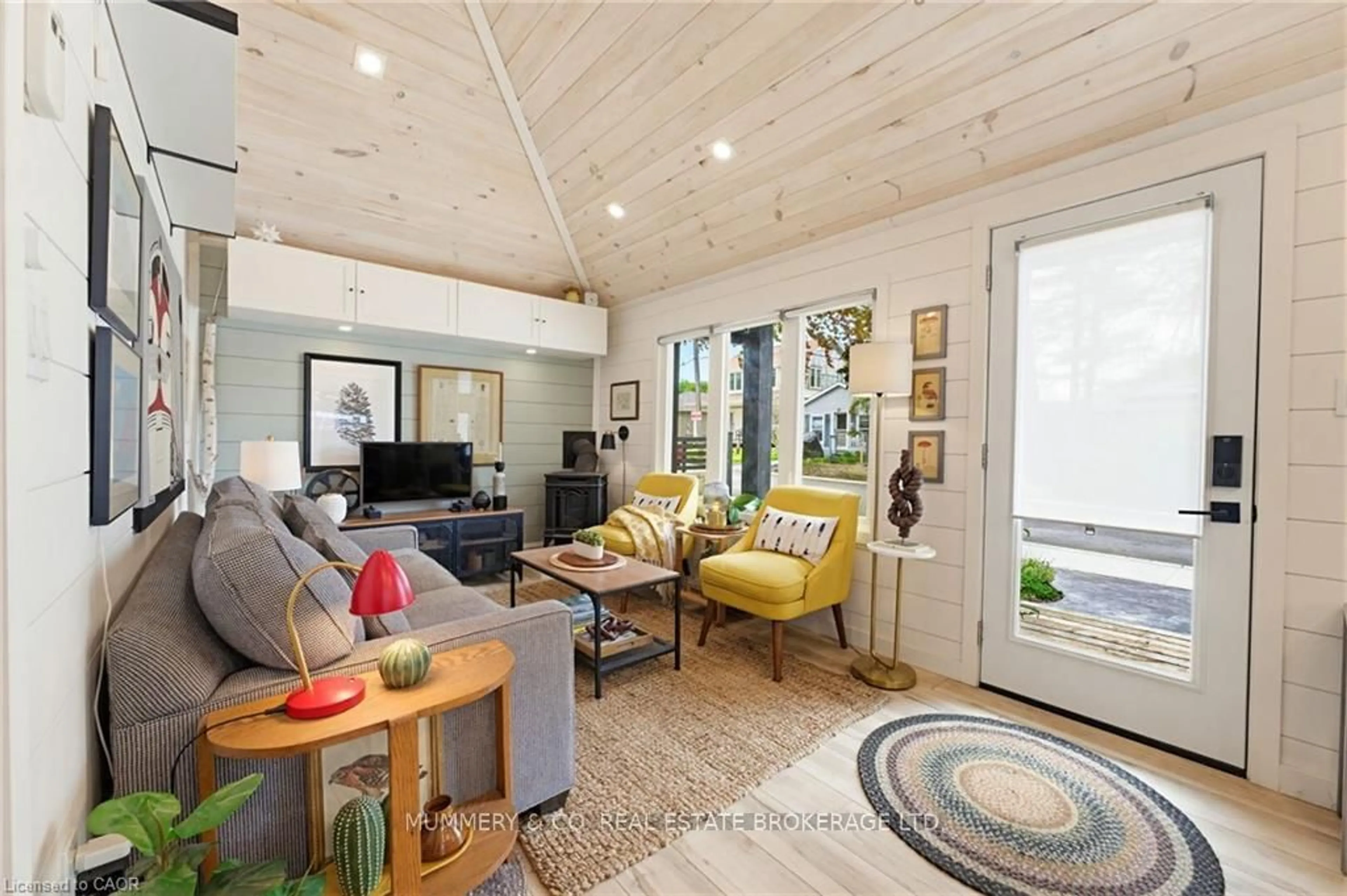 Living room with furniture, wood/laminate floor for 30 Glenwood St, Norfolk Ontario N0A 1N0