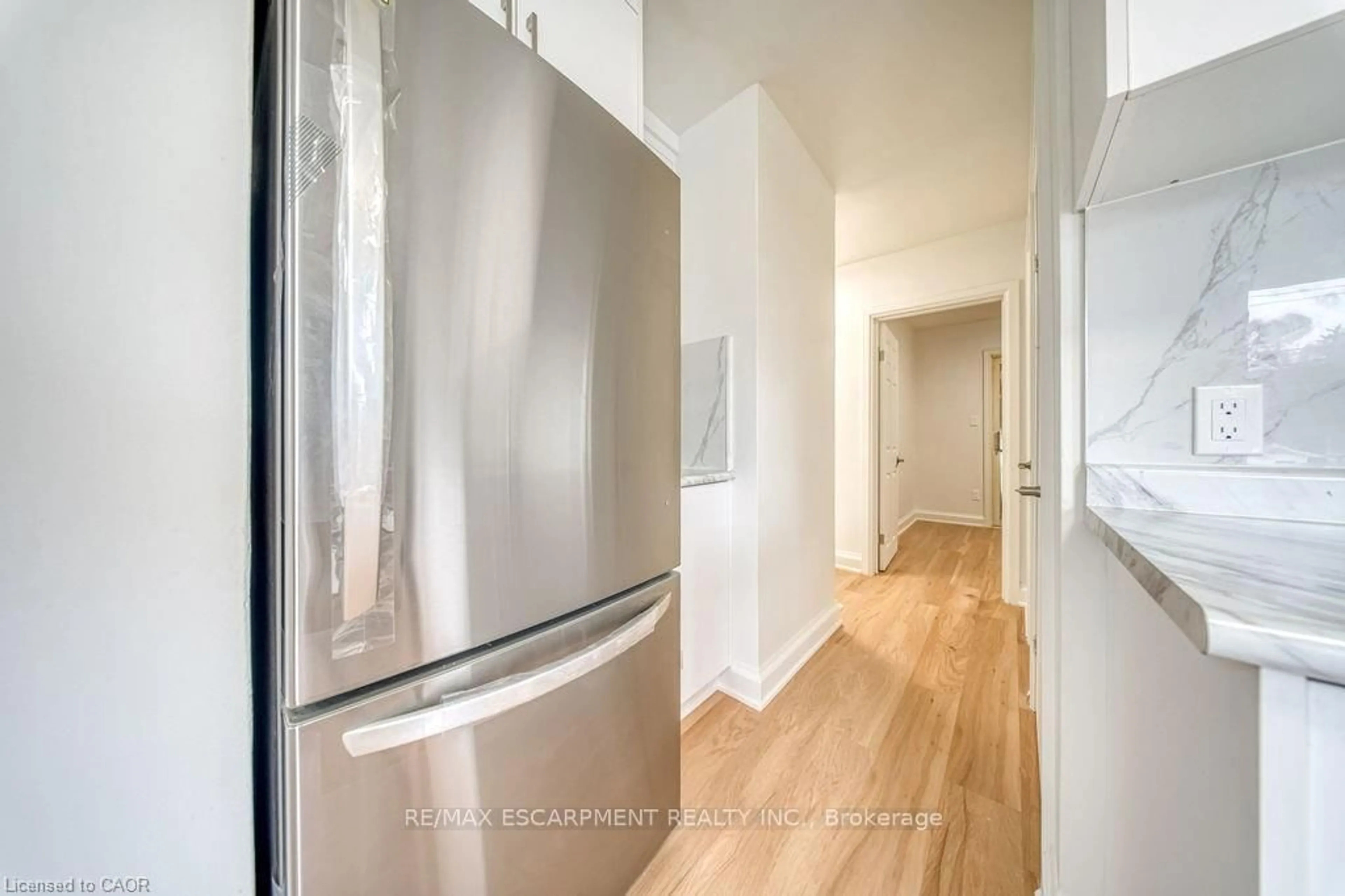 Indoor entryway for 22 David Ave, Hamilton Ontario L9A 3V1