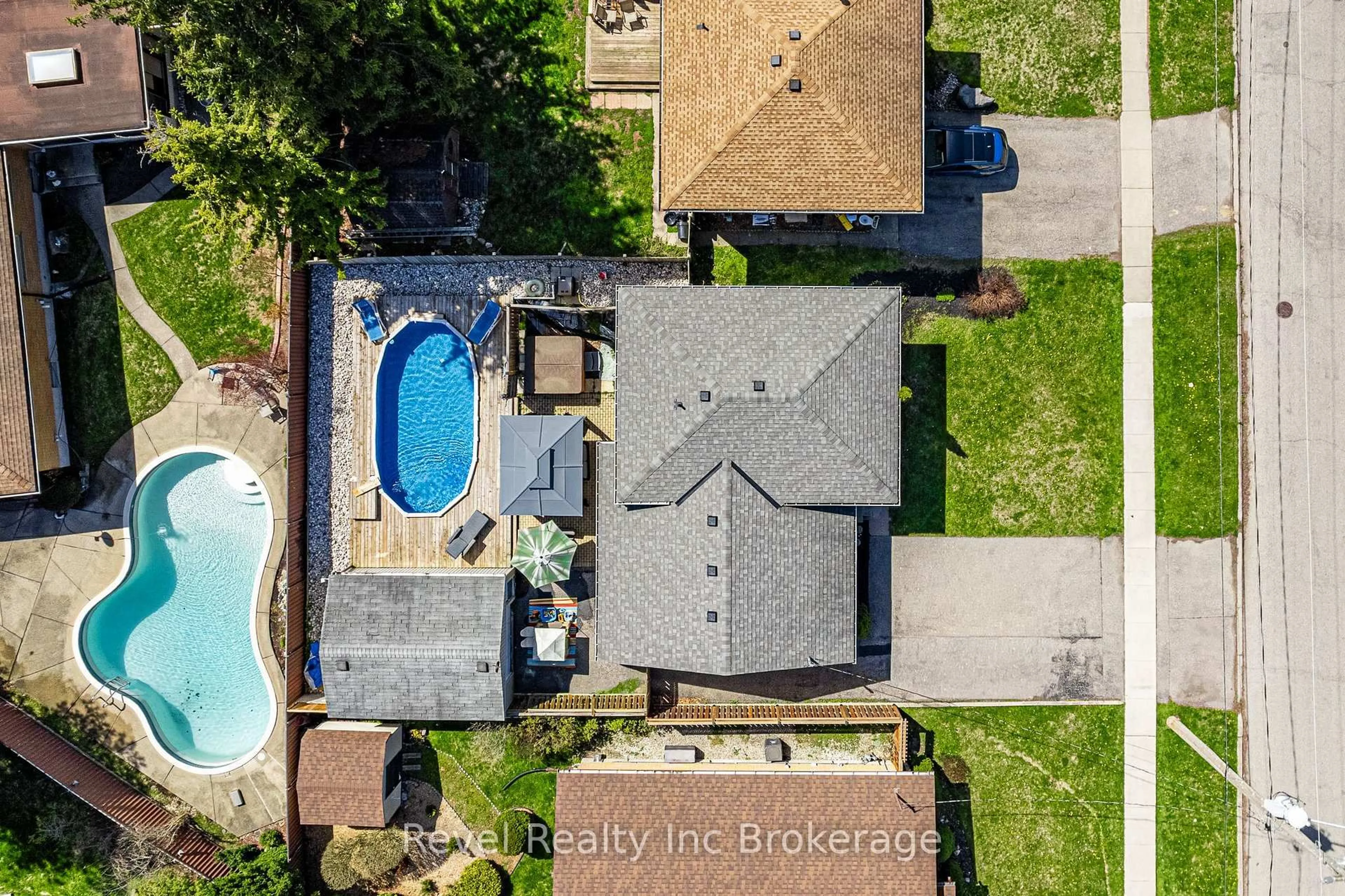 A pic from outside/outdoor area/front of a property/back of a property/a pic from drone, street for 828 Warwick St, Woodstock Ontario N4S 4R4
