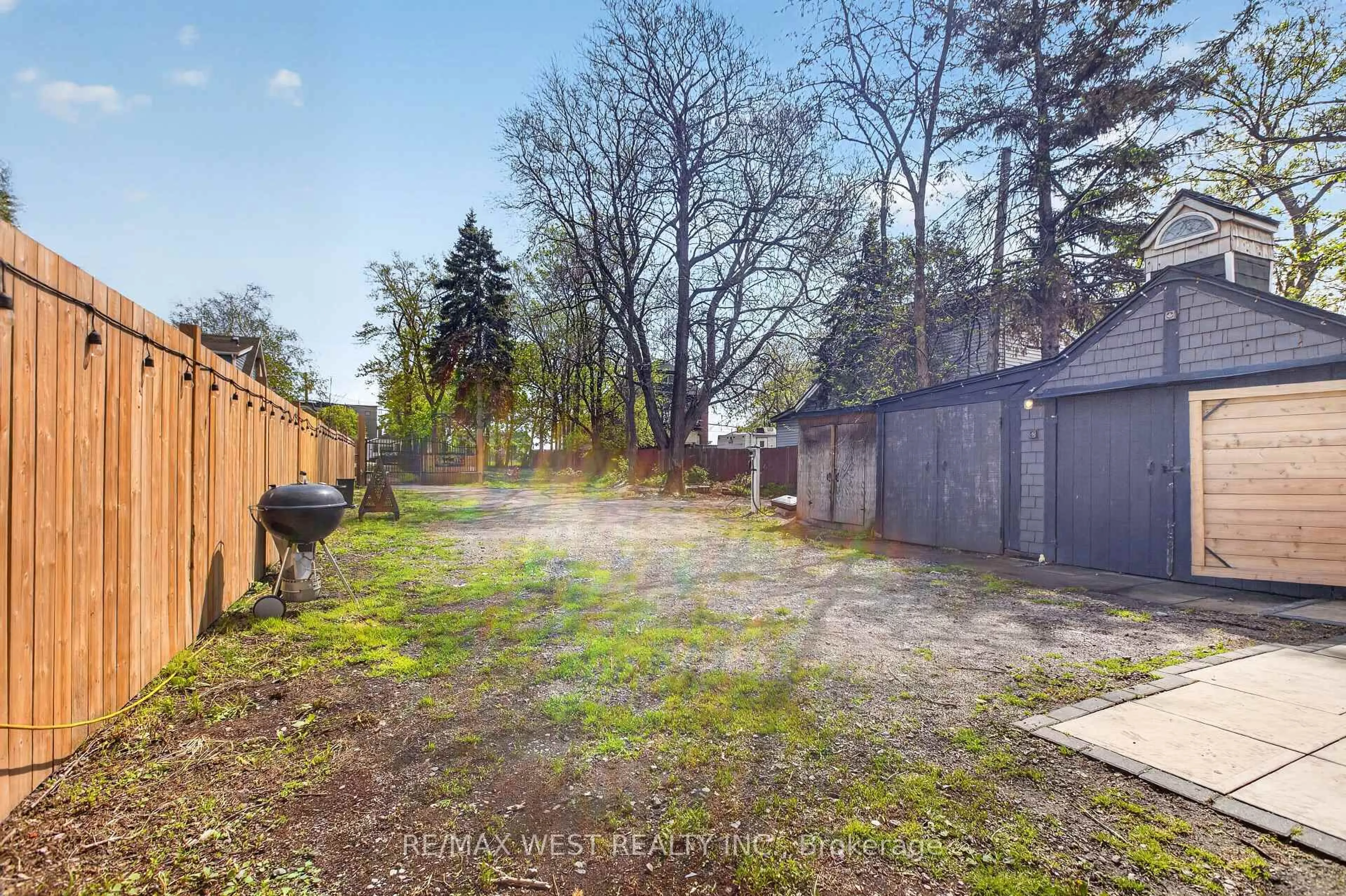 A pic from outside/outdoor area/front of a property/back of a property/a pic from drone, street for 834 Beach Blvd, Hamilton Ontario L8H 6Z4