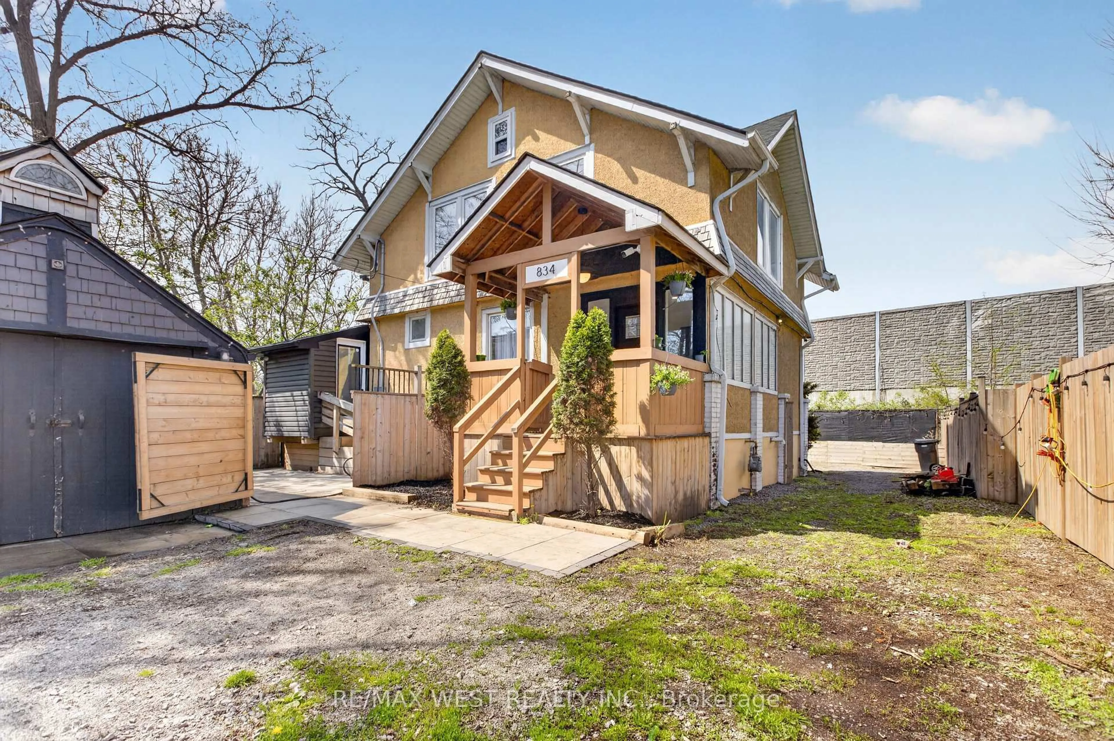 Unknown for 834 Beach Blvd, Hamilton Ontario L8H 6Z4