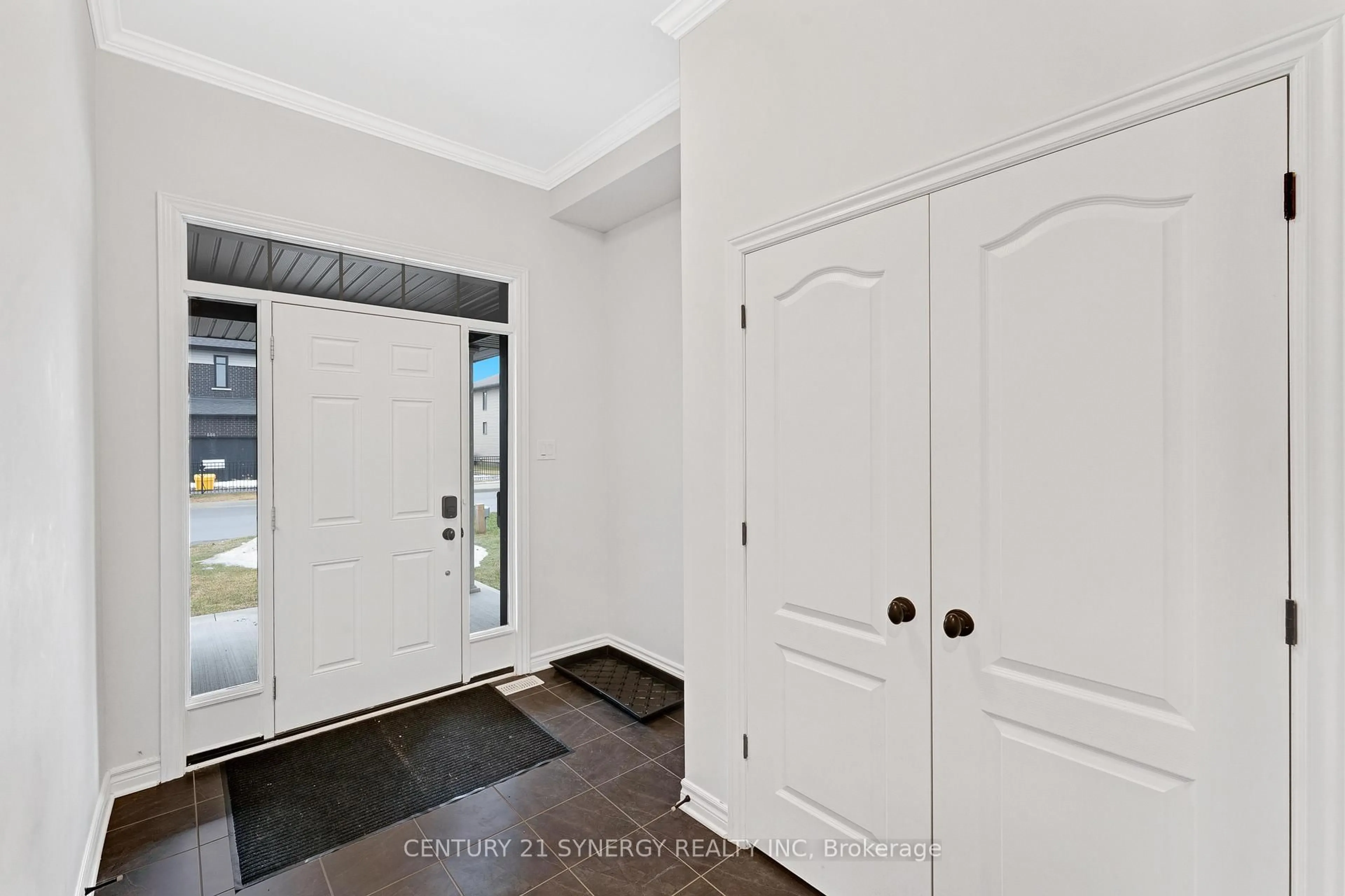 Indoor entryway for 555 Bobolink Rdge, Ottawa Ontario K2S 2P2
