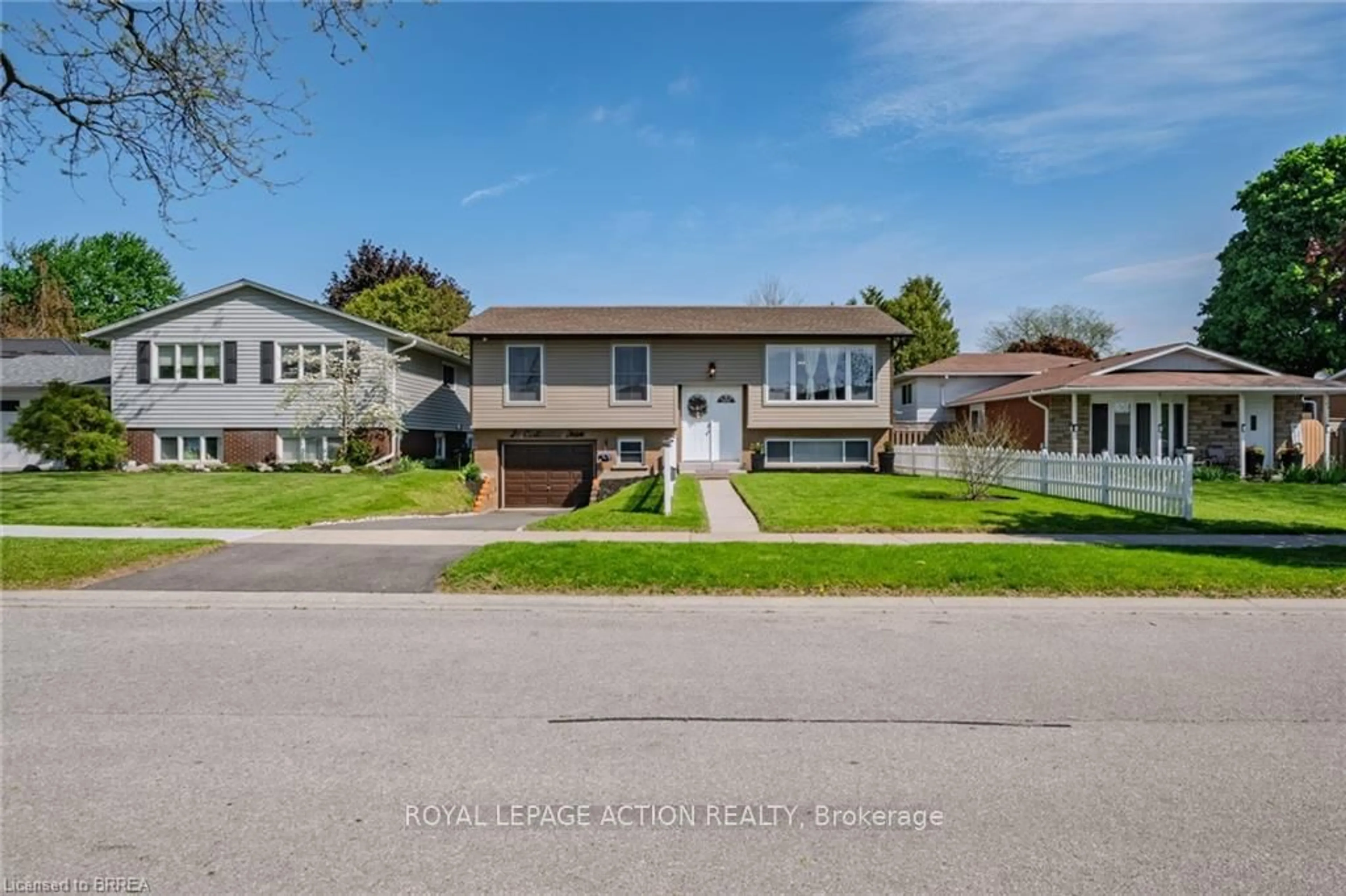 A pic from outside/outdoor area/front of a property/back of a property/a pic from drone, street for 26 Centennial Dr, Brantford Ontario N3R 5X7