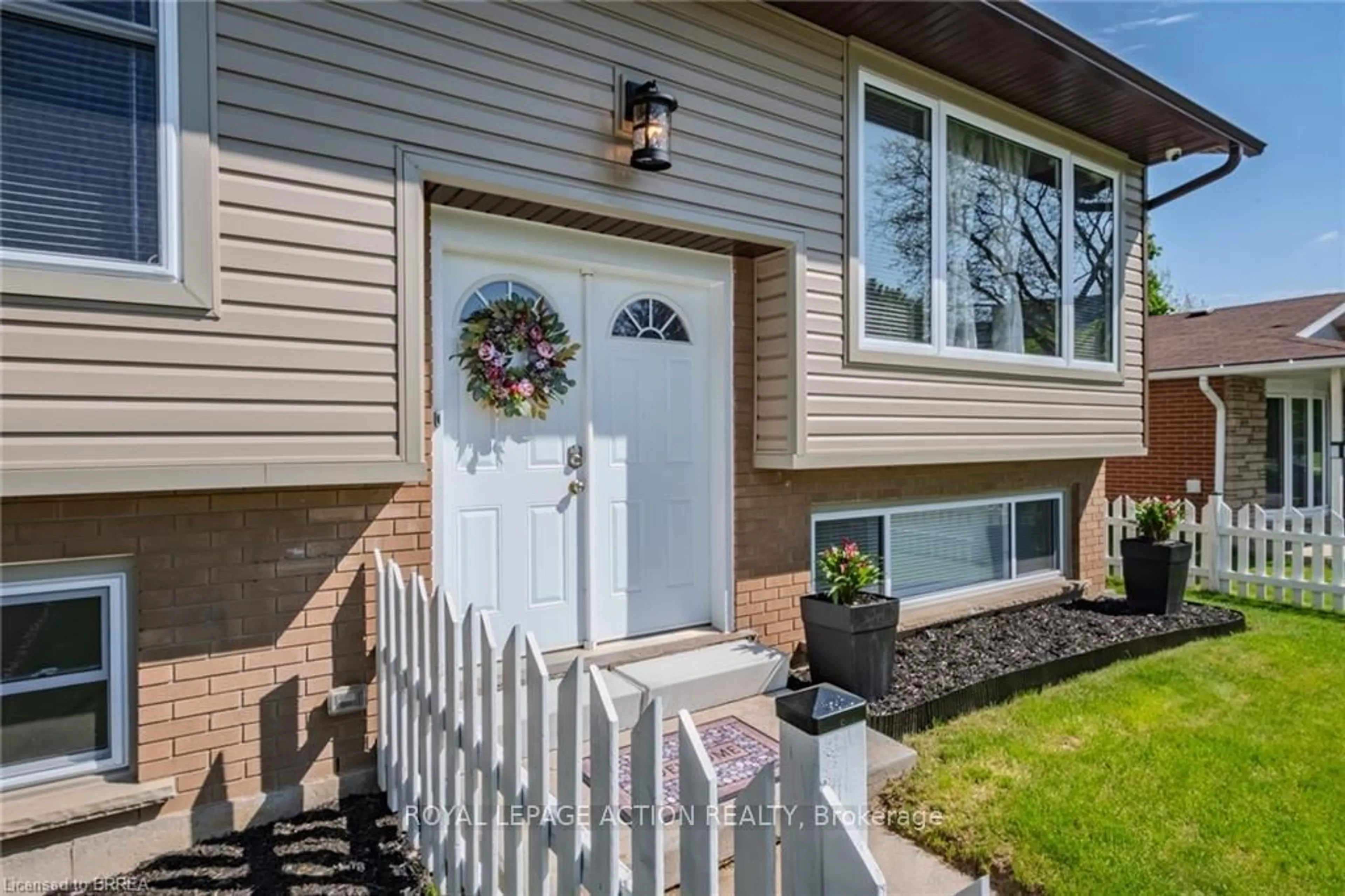Home with vinyl exterior material, street for 26 Centennial Dr, Brantford Ontario N3R 5X7