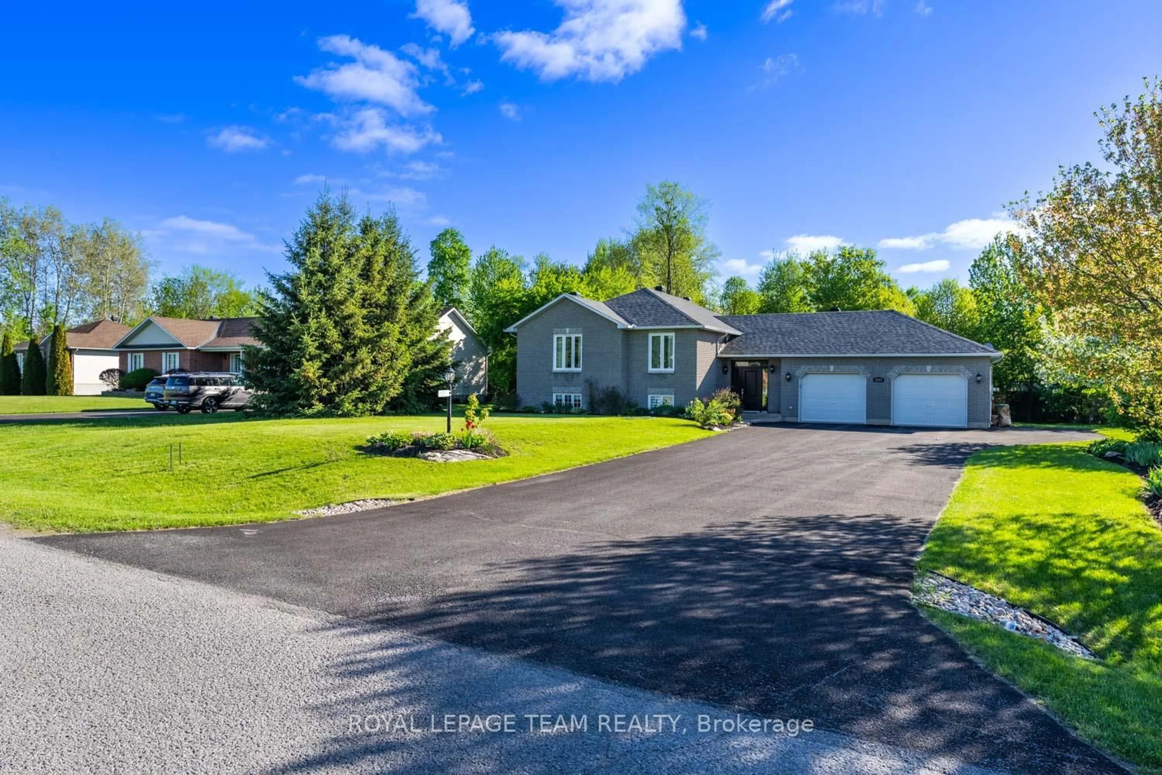 A pic from outside/outdoor area/front of a property/back of a property/a pic from drone, unknown for 1517 Back Place Ave, Ottawa Ontario K4P 1R3