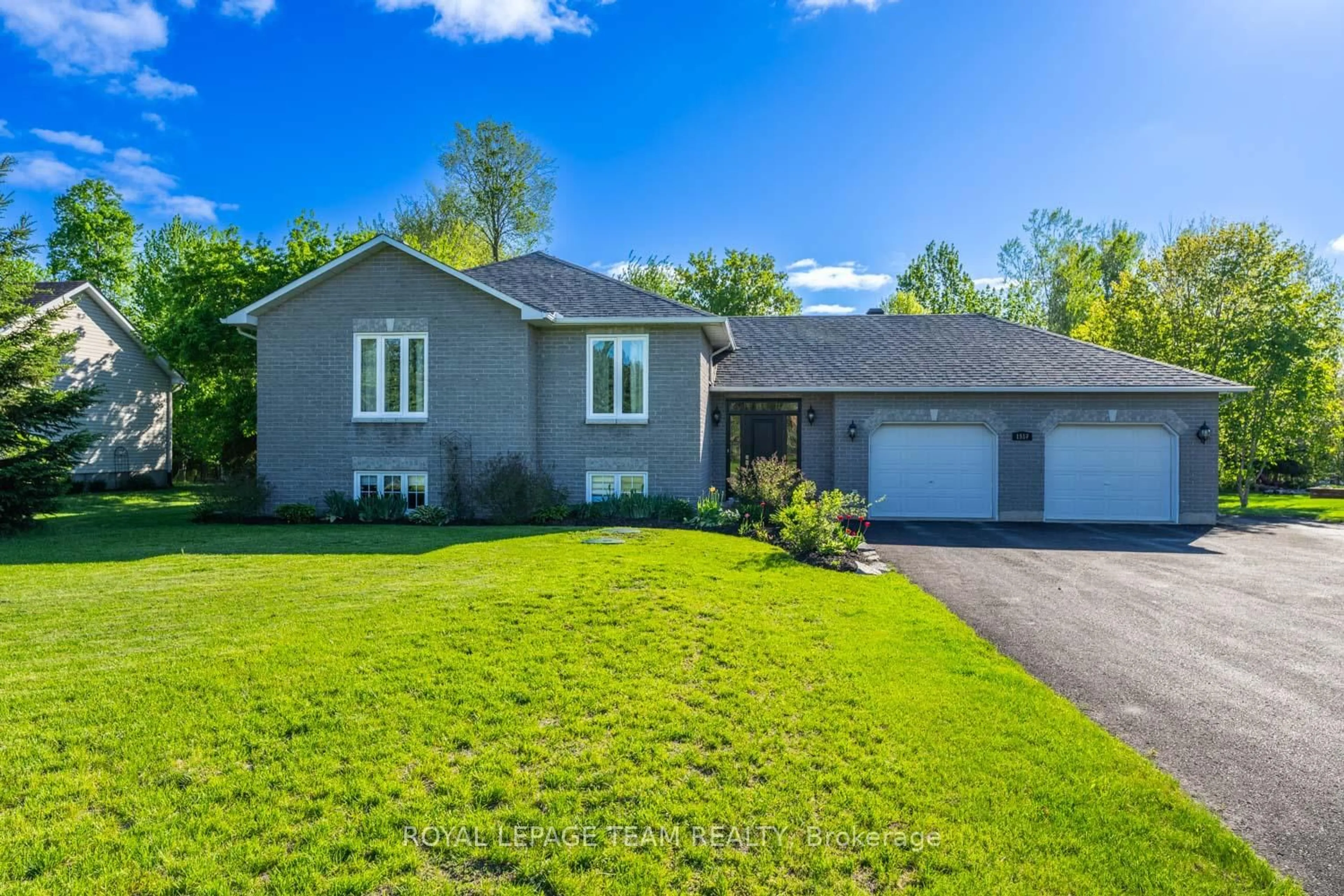 A pic from outside/outdoor area/front of a property/back of a property/a pic from drone, street for 1517 Back Place Ave, Ottawa Ontario K4P 1R3