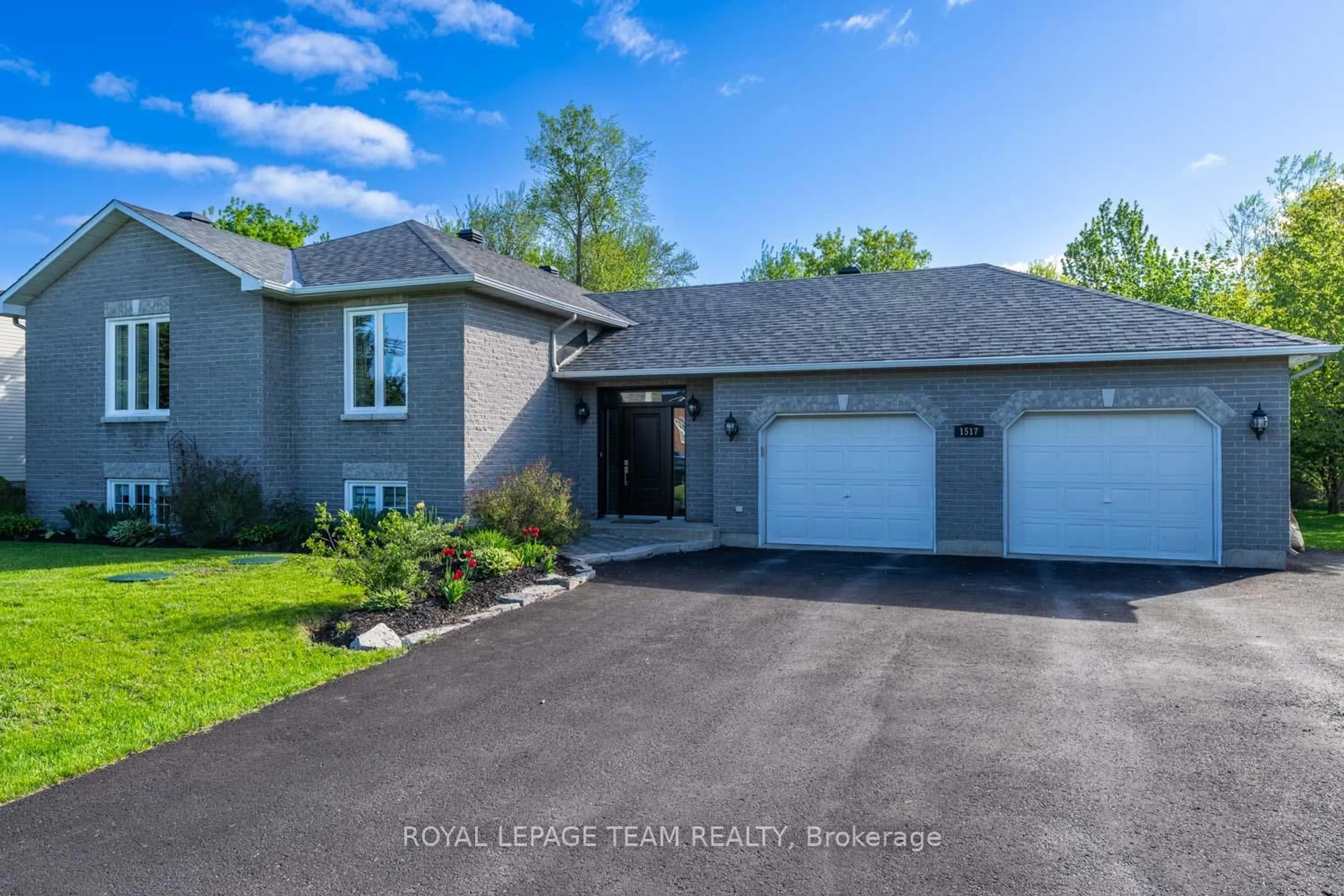 A pic from outside/outdoor area/front of a property/back of a property/a pic from drone, street for 1517 Back Place Ave, Ottawa Ontario K4P 1R3
