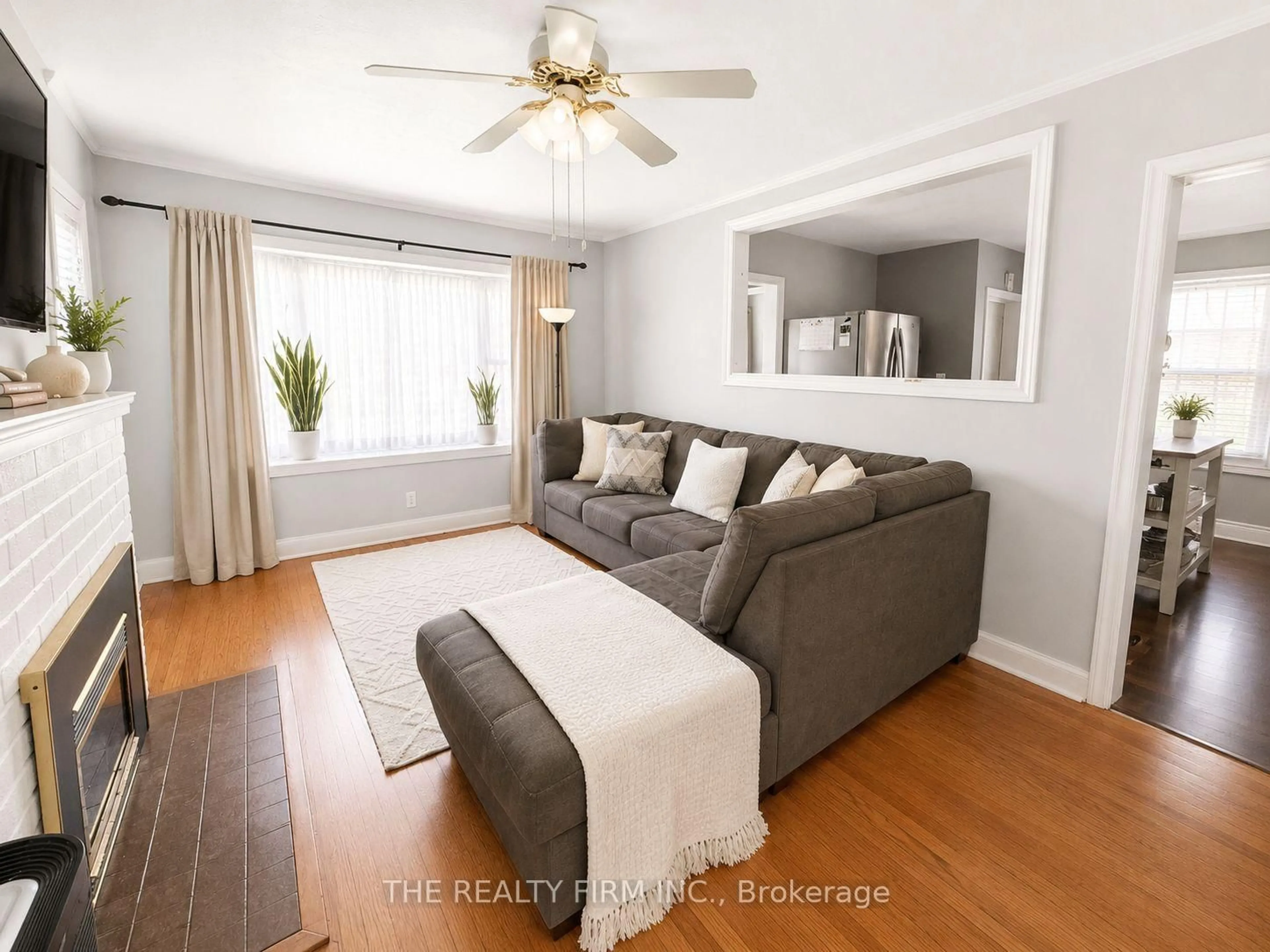 Living room with furniture, wood/laminate floor for 172 Hale St, London East Ontario N5W 1E7