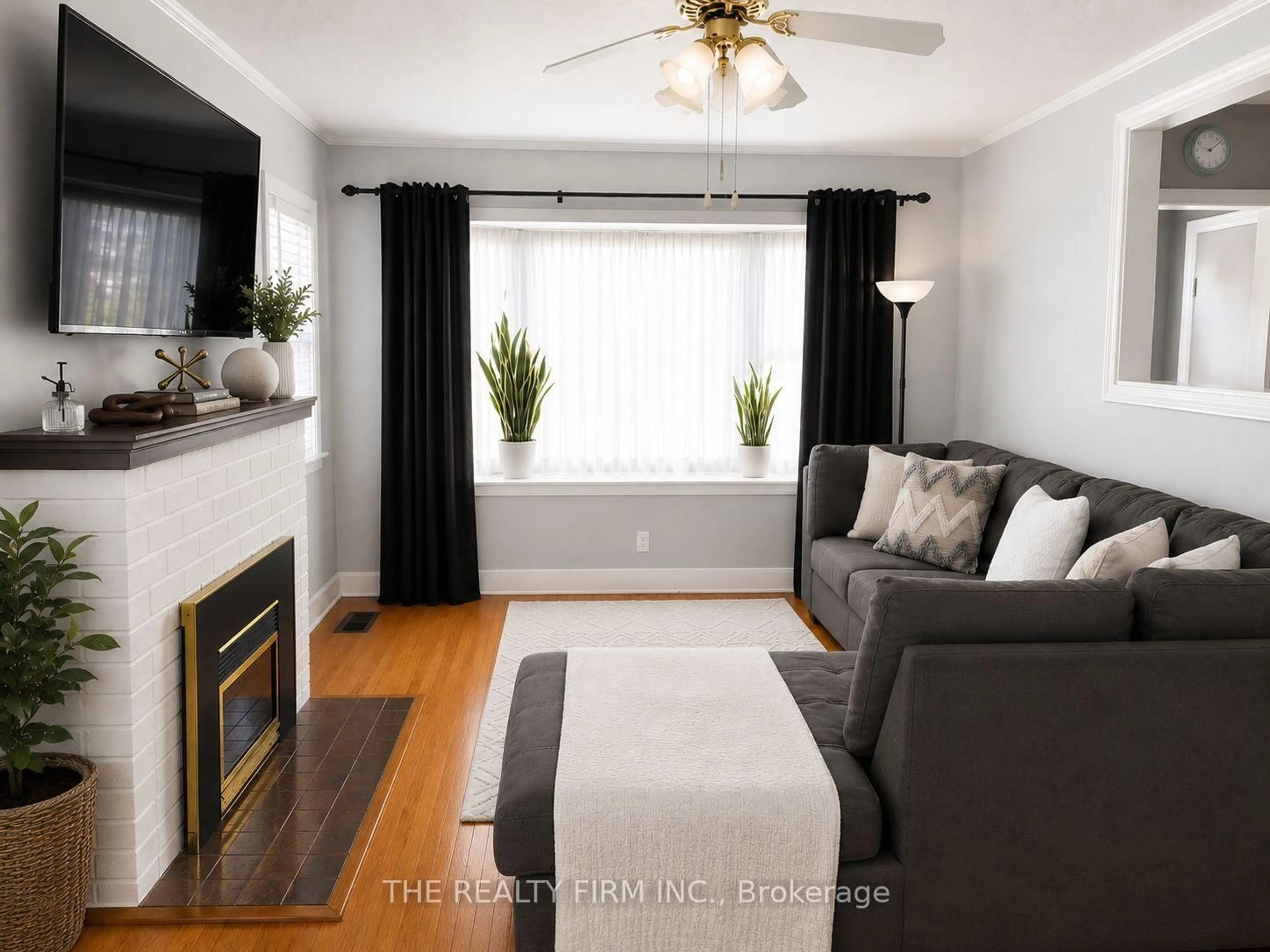 Living room with furniture, wood/laminate floor for 172 Hale St, London East Ontario N5W 1E7