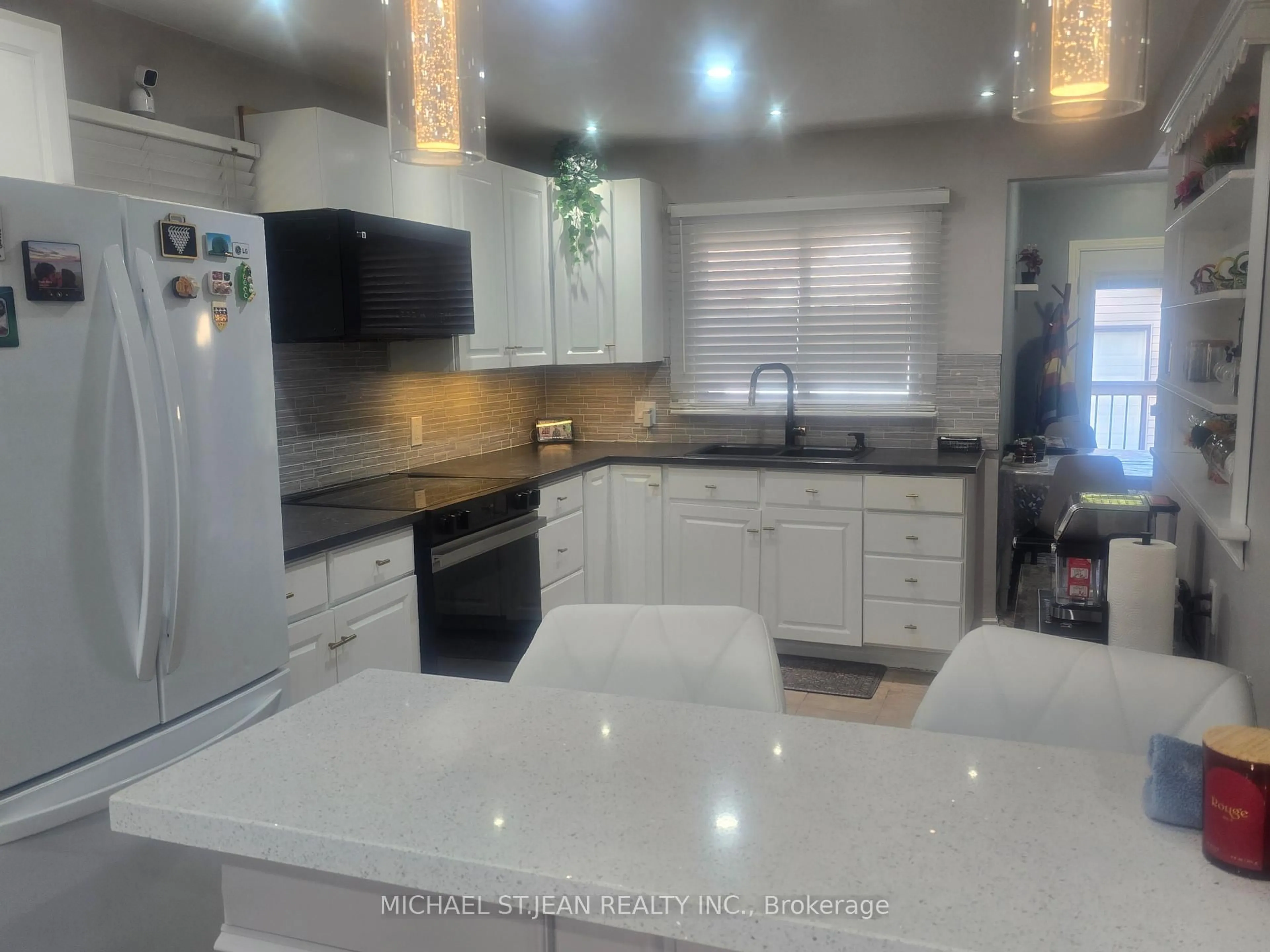 Open concept kitchen, ceramic/tile floor for 6902 Dell Ave, Niagara Falls Ontario L2G 4V8