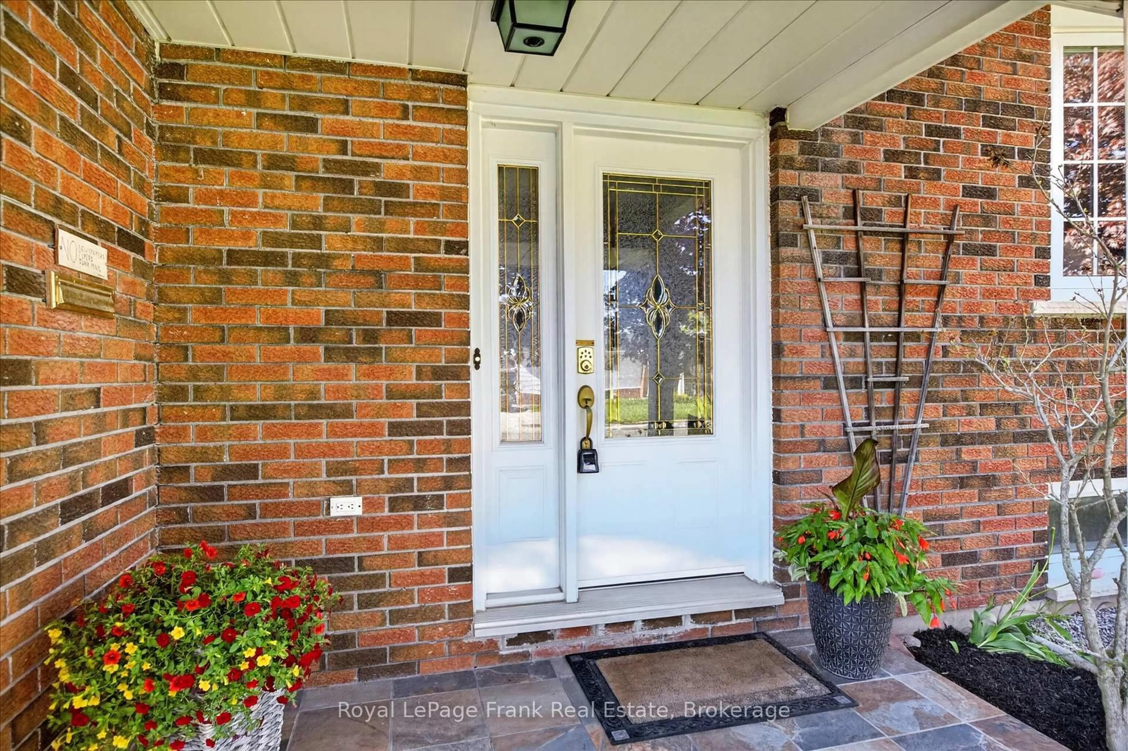 Indoor entryway for 4 Bayleaf Crt, Peterborough Ontario K9K 1A3
