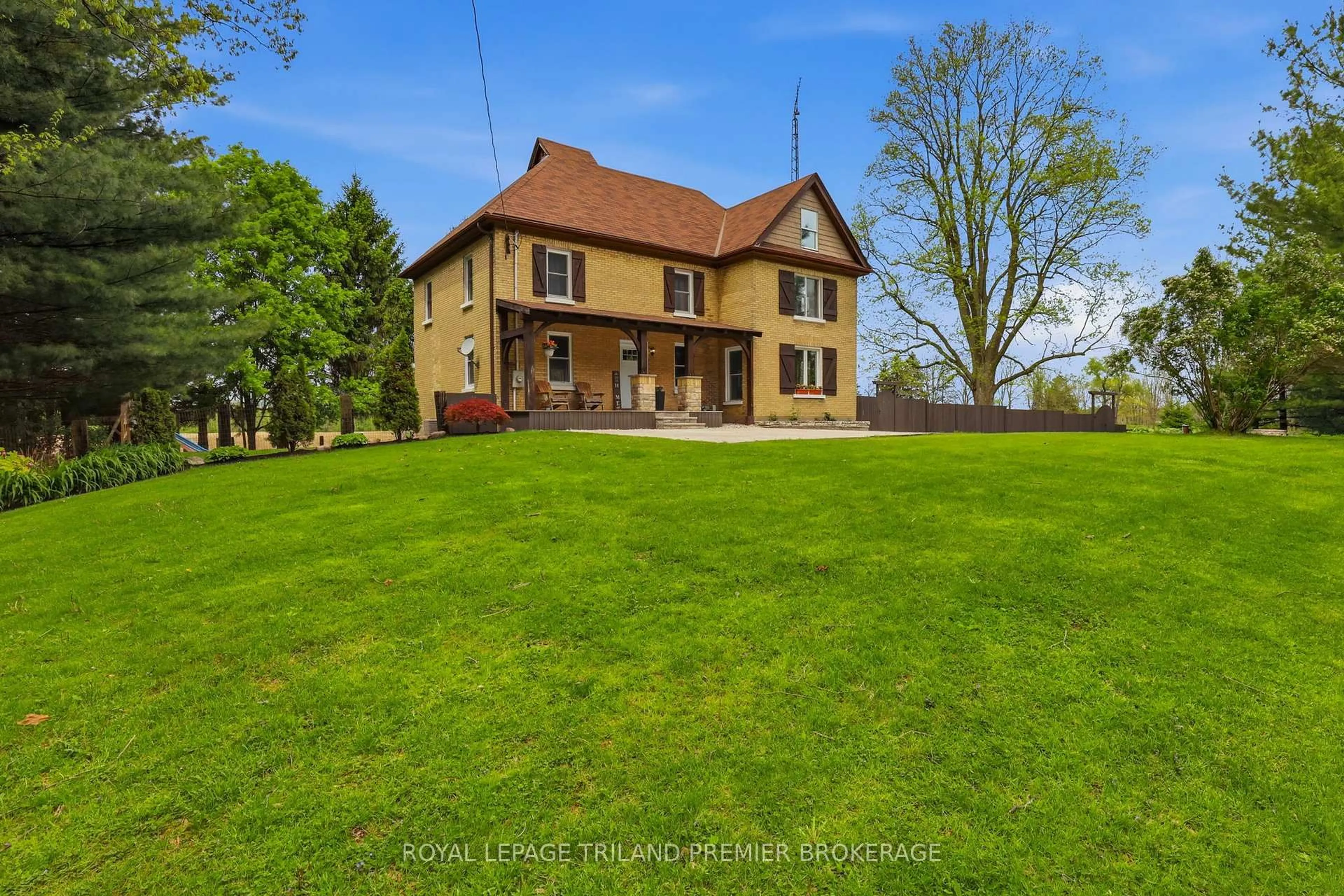 A pic from outside/outdoor area/front of a property/back of a property/a pic from drone, building for 8306 Parkhouse Dr, Strathroy-Caradoc Ontario N0L 1W0