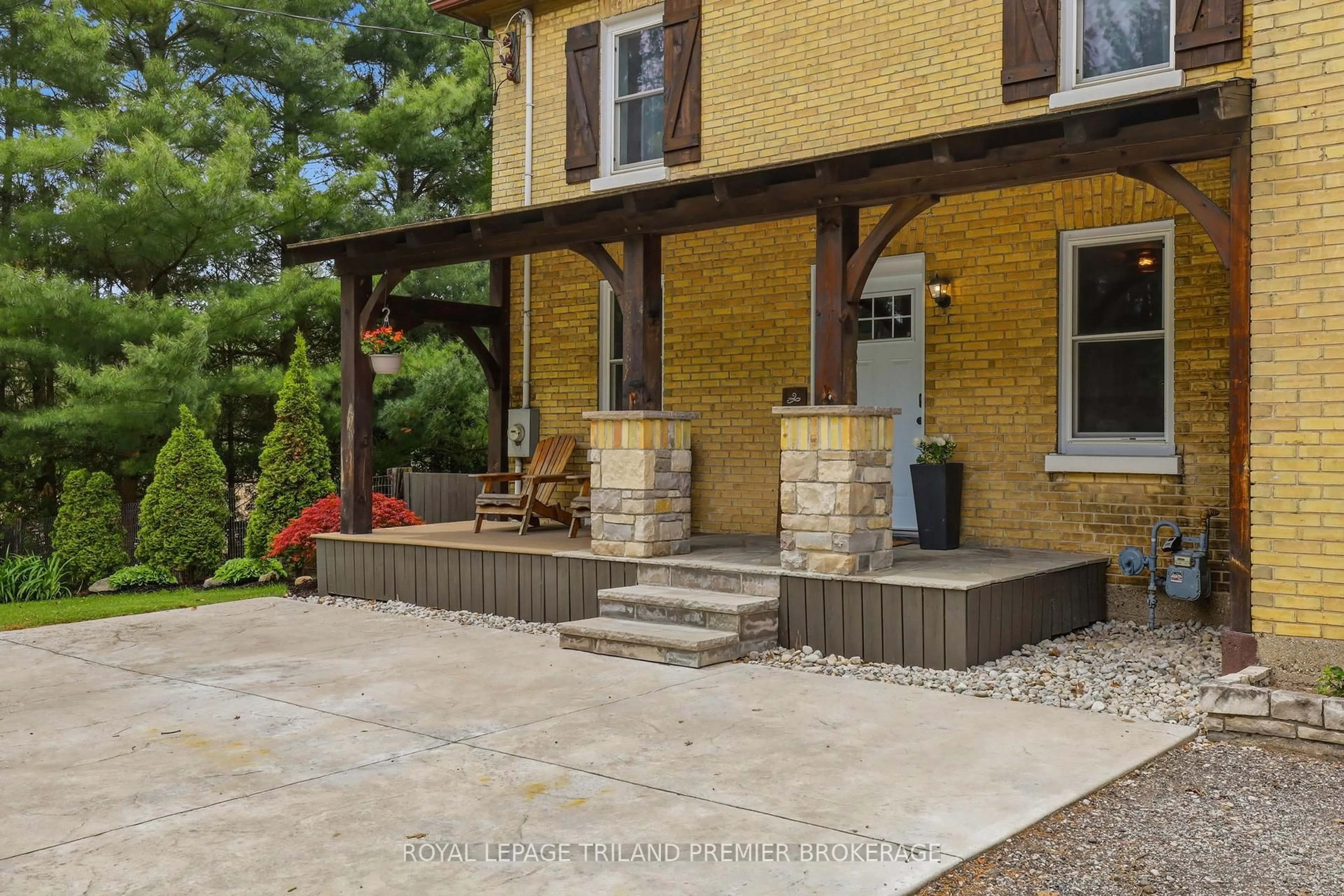 Patio, street for 8306 Parkhouse Dr, Strathroy-Caradoc Ontario N0L 1W0