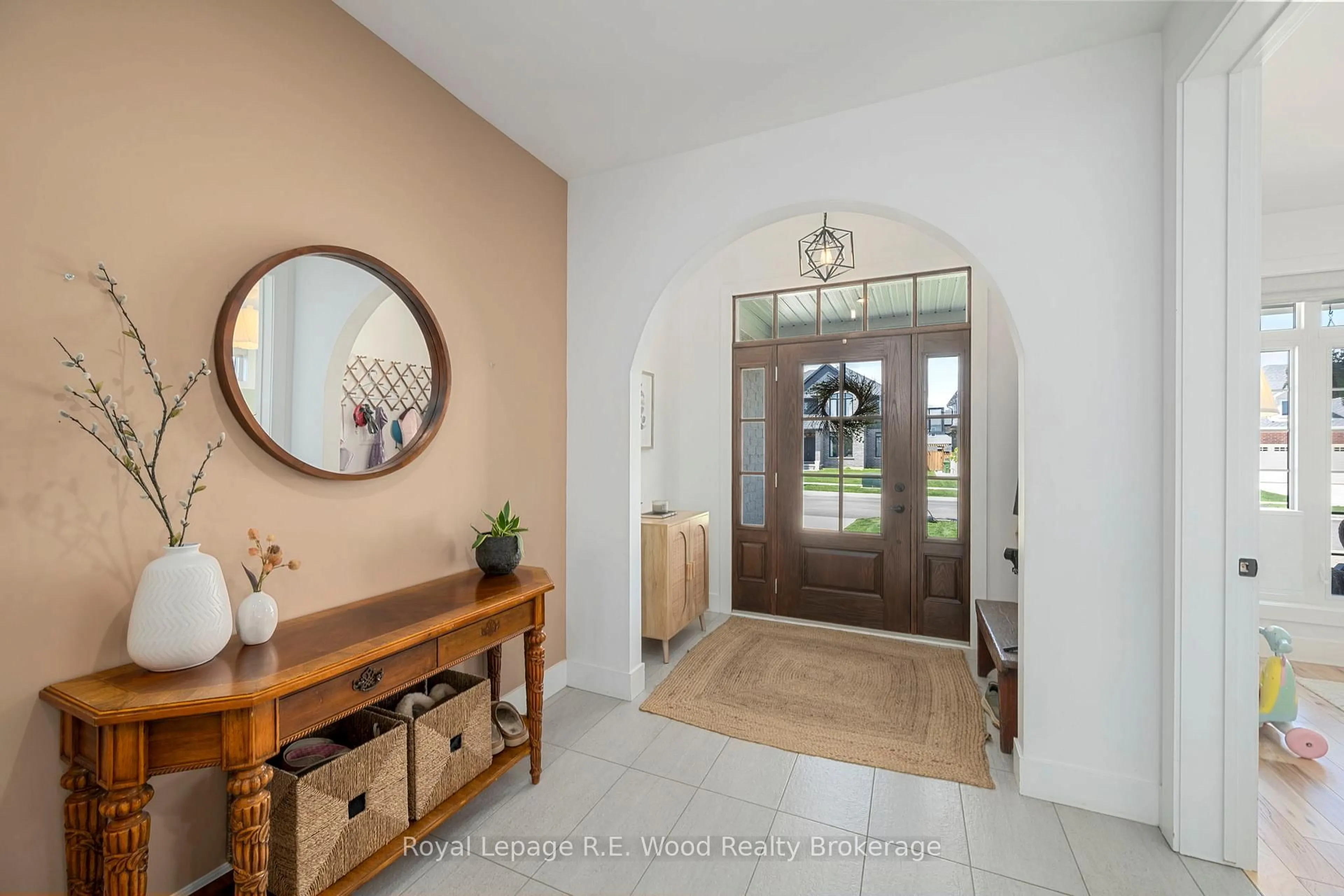 Indoor entryway for 73 Royal Dornoch Dr, St. Thomas Ontario N5R 0K4