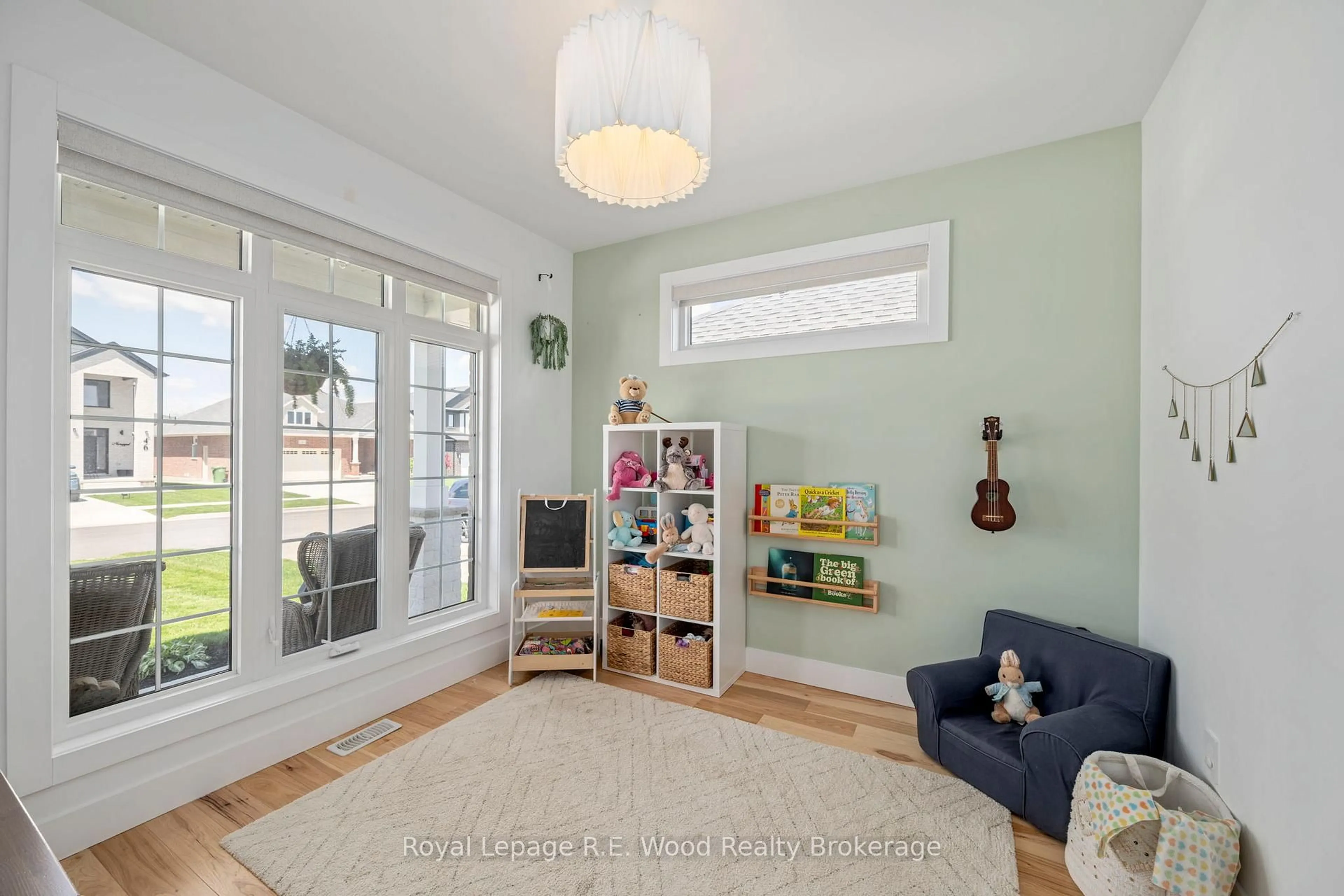 Living room with furniture, unknown for 73 Royal Dornoch Dr, St. Thomas Ontario N5R 0K4