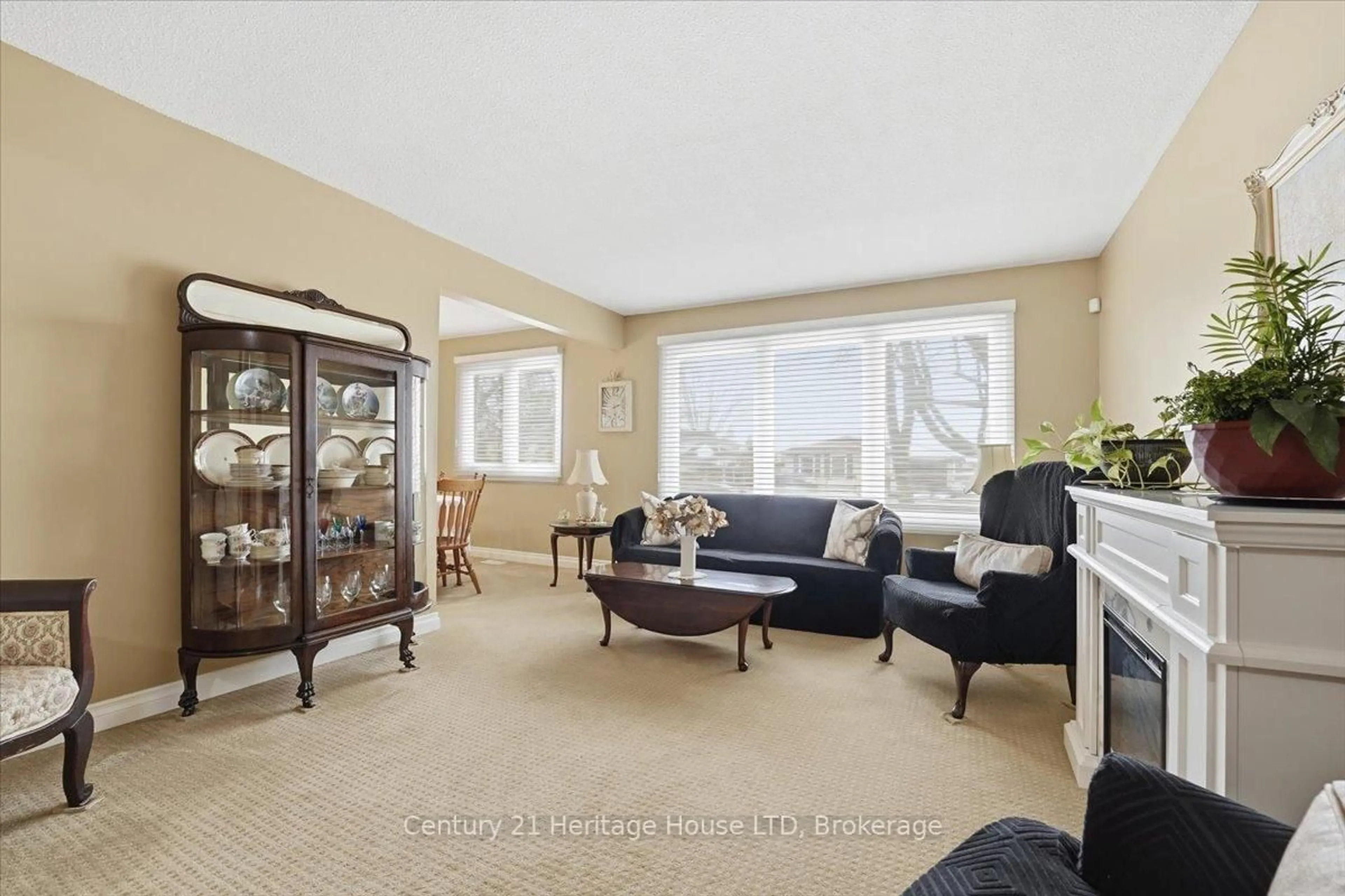 Living room with furniture, carpet floor for 11 Robert St, Welland Ontario L3B 5T8