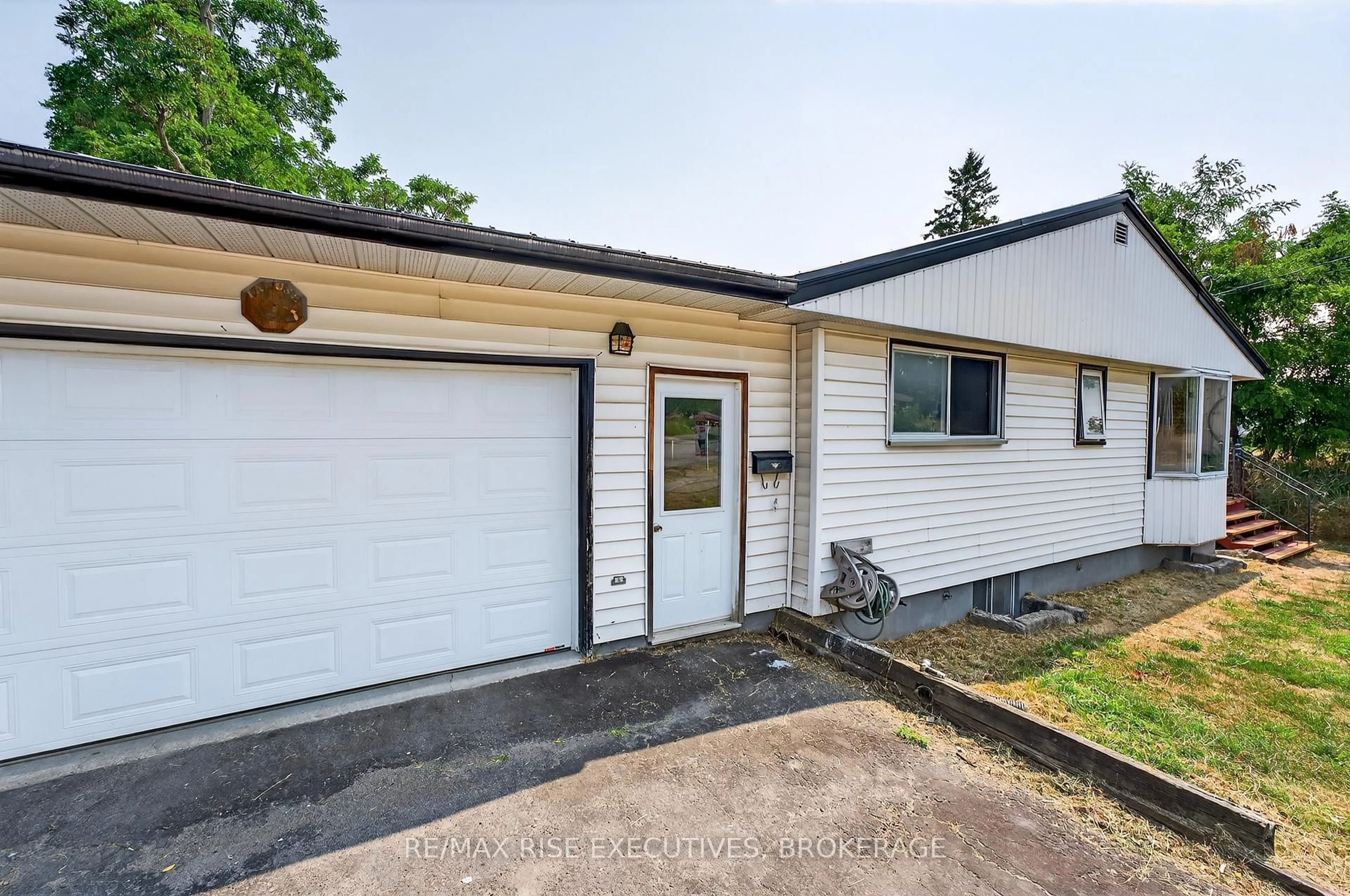 Home with vinyl exterior material, street for 14 Highway 95, Wolfe Island Ontario K0H 2Y0