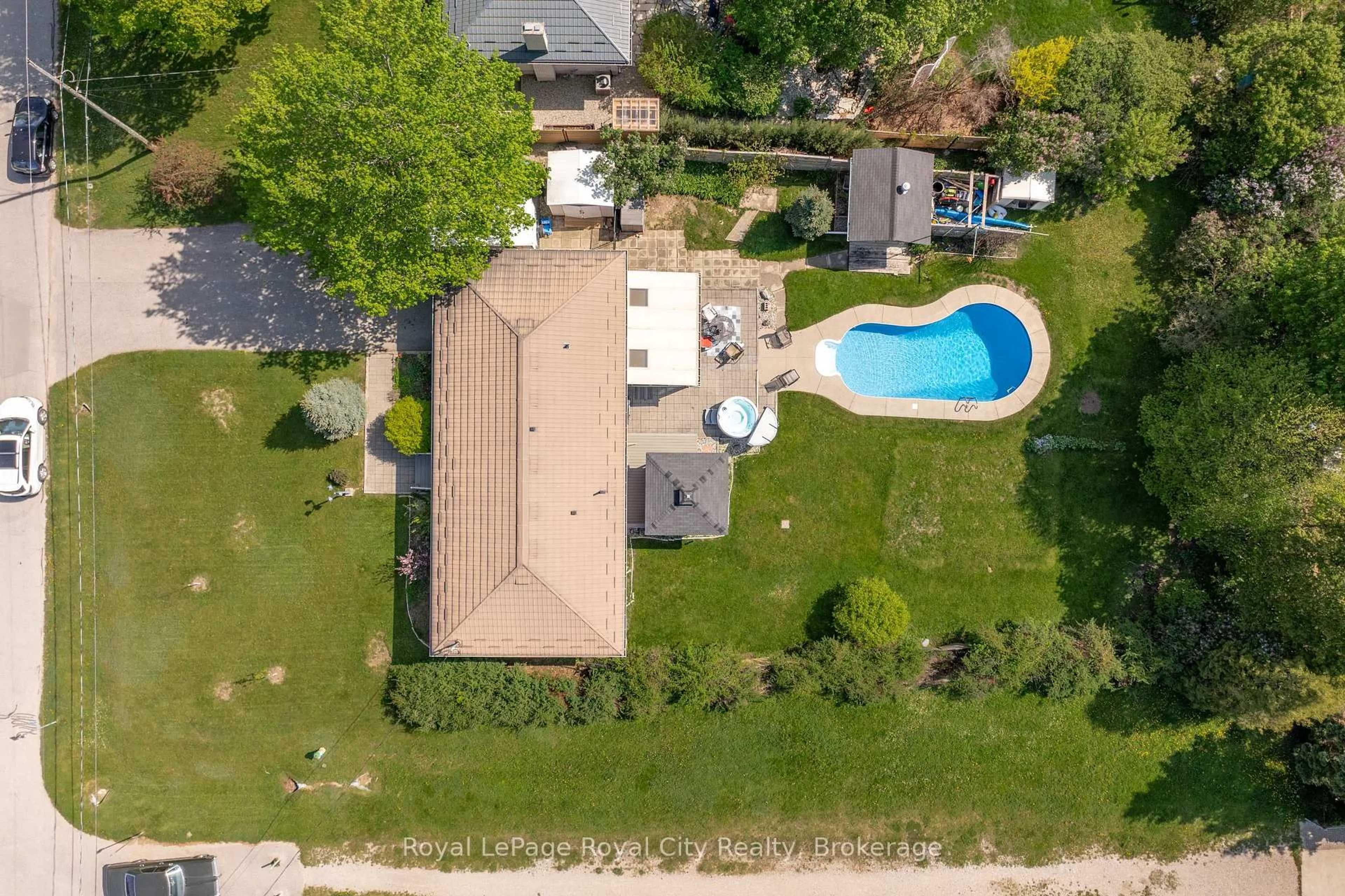 A pic from outside/outdoor area/front of a property/back of a property/a pic from drone, water/lake/river/ocean view for 44 Ridgeway Ave, Guelph Ontario N1L 1G8