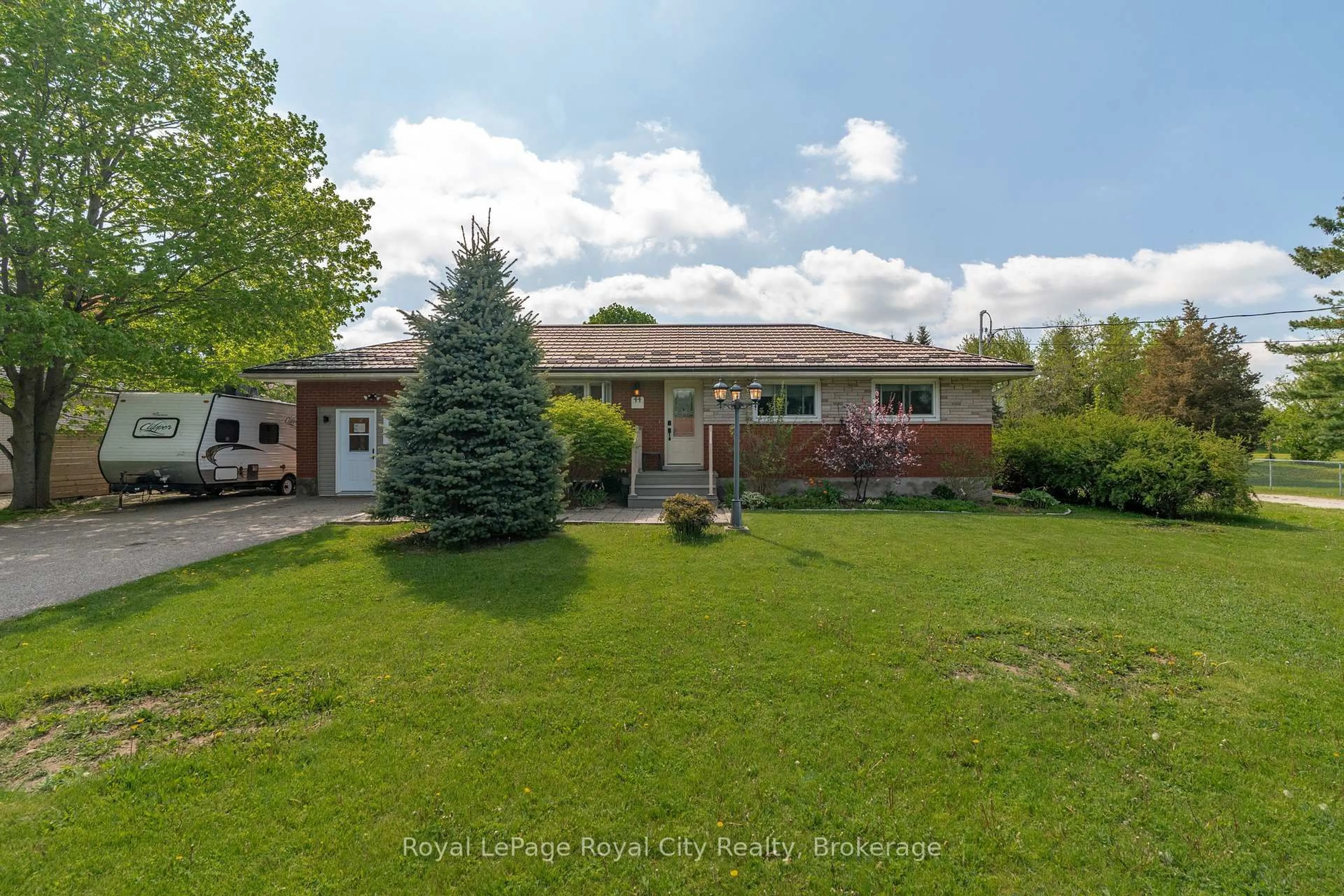 A pic from outside/outdoor area/front of a property/back of a property/a pic from drone, street for 44 Ridgeway Ave, Guelph Ontario N1L 1G8