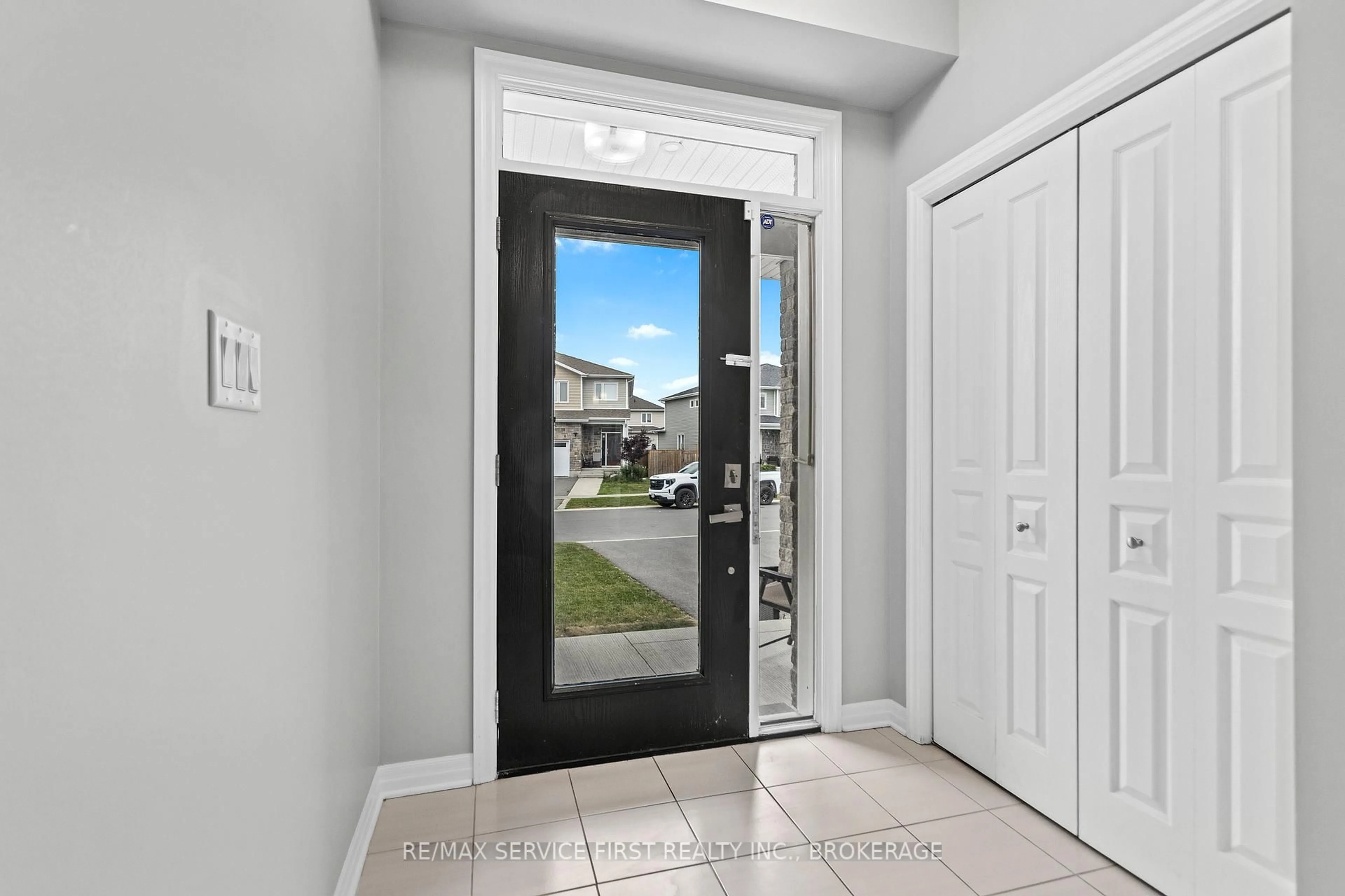 Indoor entryway for 1373 Tremont Dr, Kingston Ontario K7P 0M6