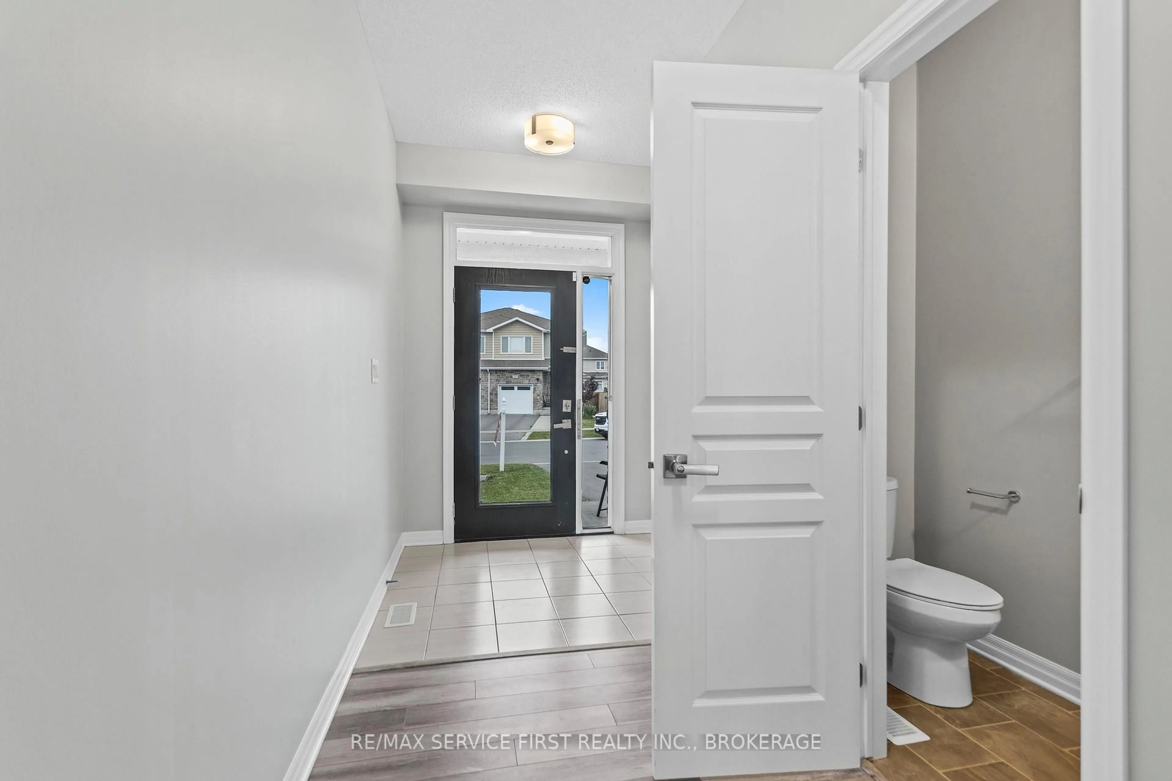 Indoor entryway for 1373 Tremont Dr, Kingston Ontario K7P 0M6