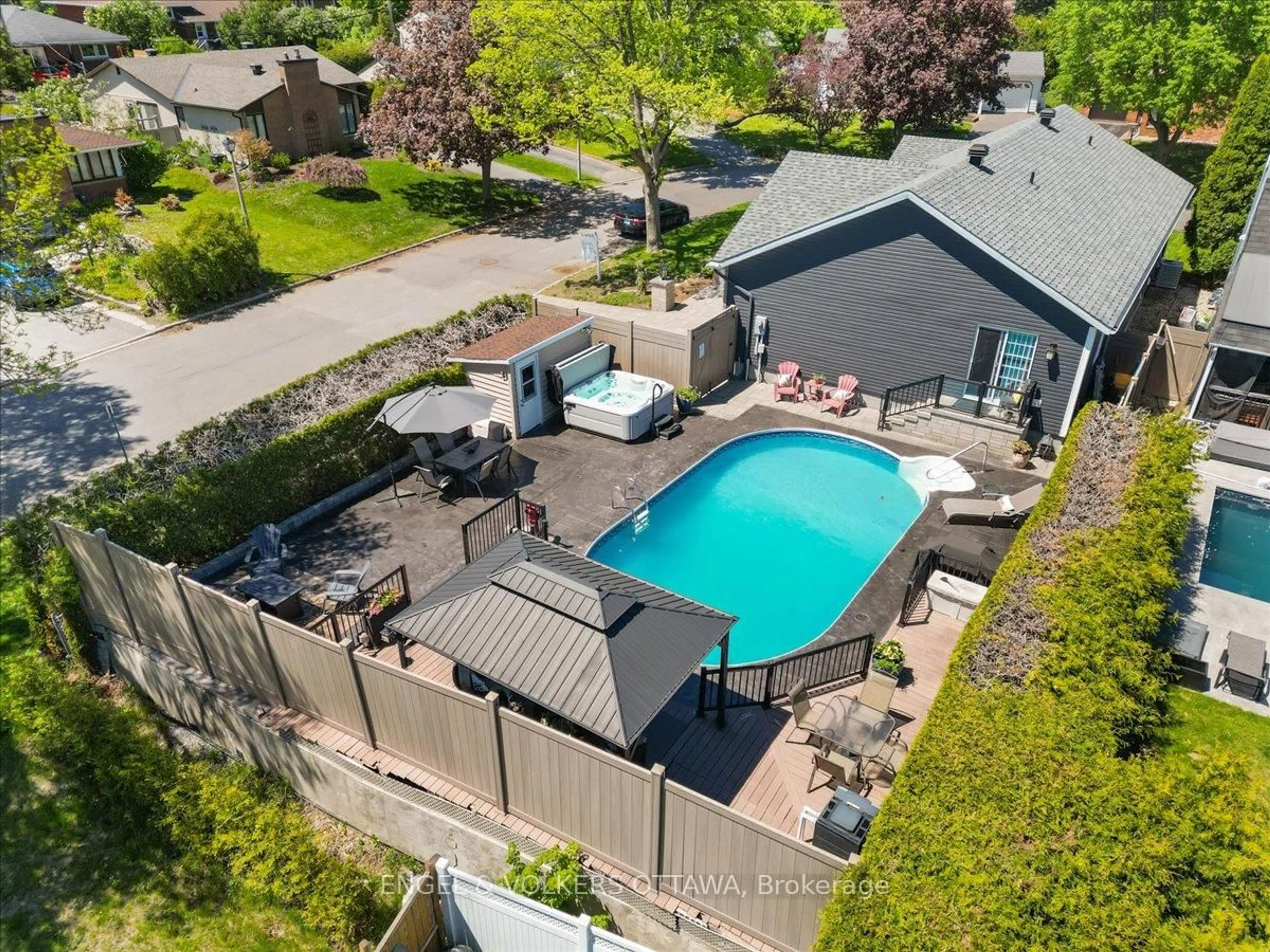 A pic from outside/outdoor area/front of a property/back of a property/a pic from drone, unknown for 1005 Gold Cres, Ottawa Ontario K2B 8C4