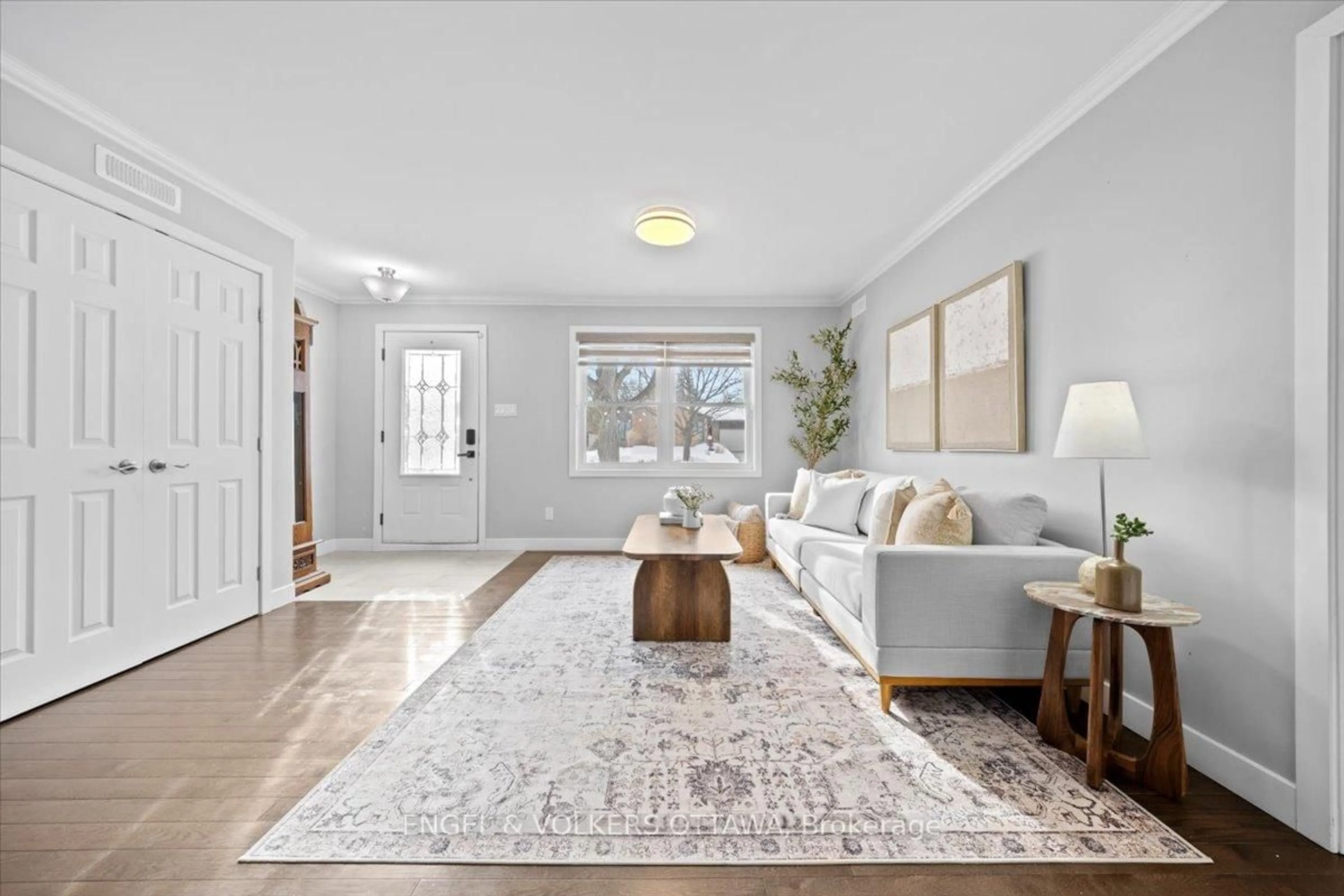 Living room with furniture, unknown for 1005 Gold Cres, Ottawa Ontario K2B 8C4