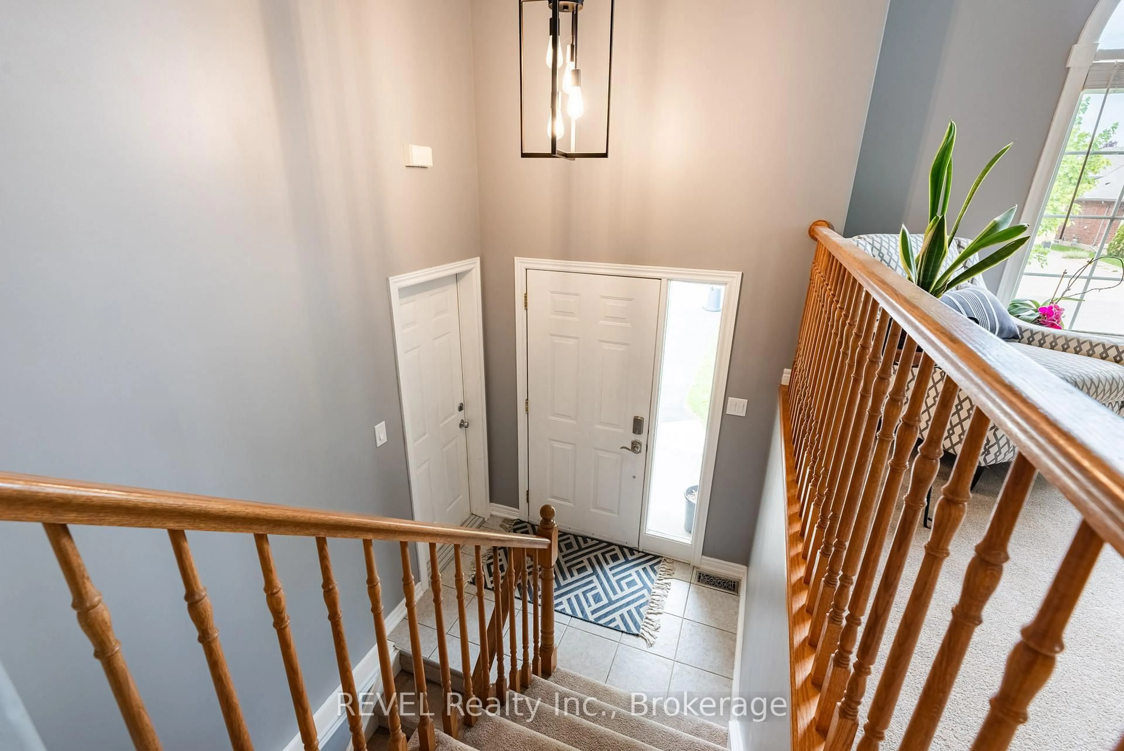 Indoor entryway for 8368 Racey Ave, Niagara Falls Ontario L2H 3M7