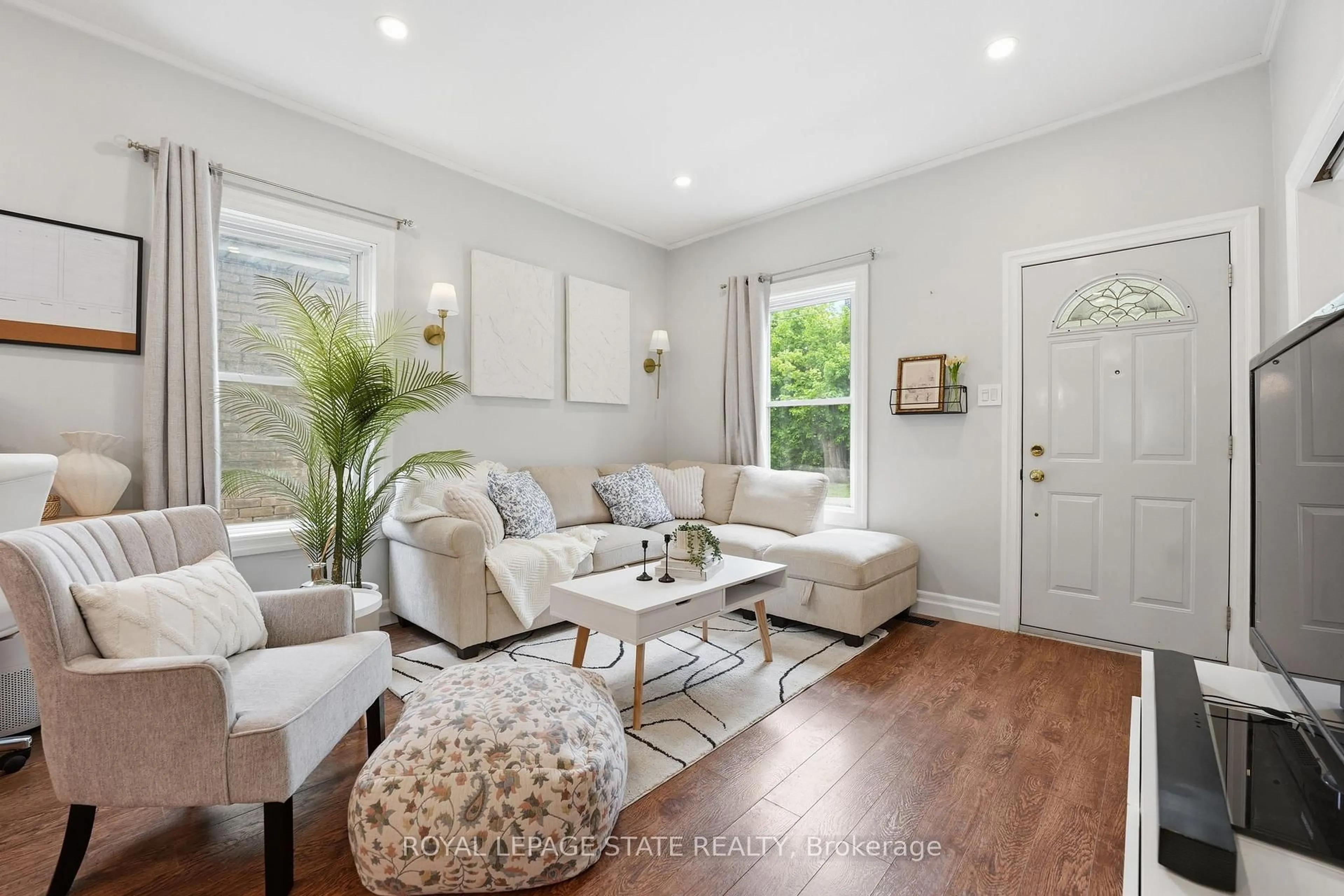 Living room with furniture, unknown for 43 Alonzo St, Brantford Ontario N3R 1A1
