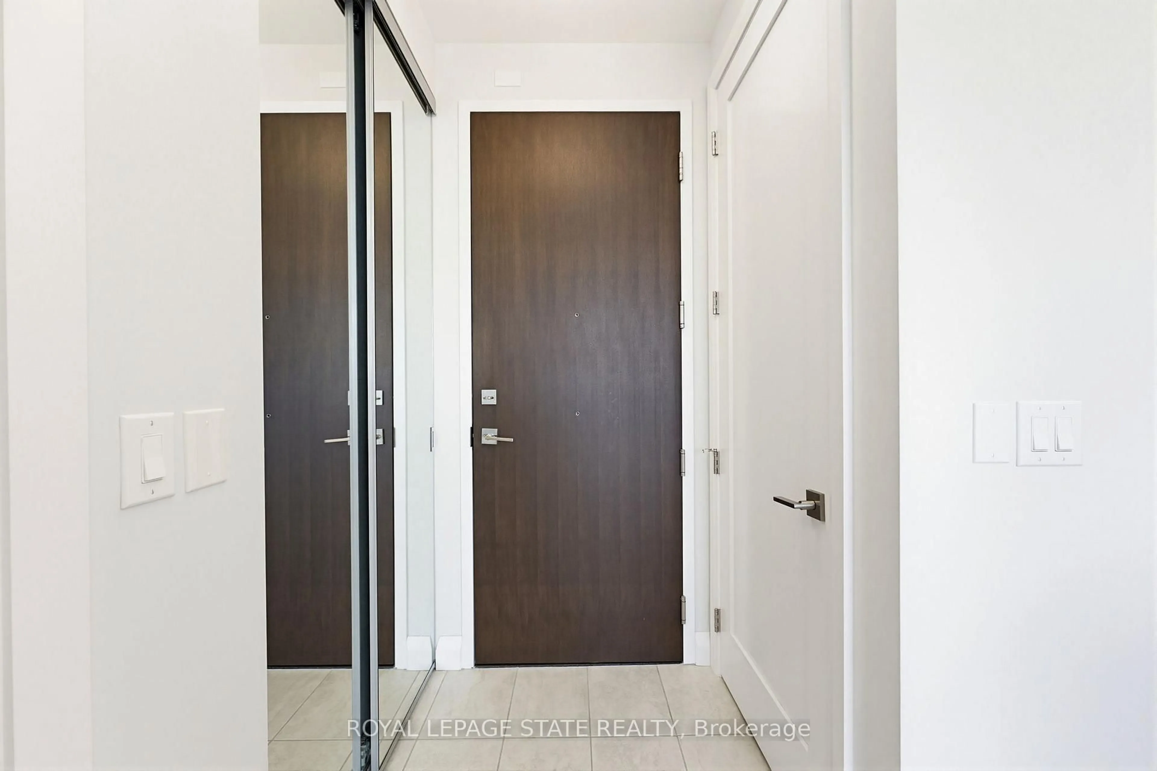 Indoor entryway for 101 Locke St #511, Hamilton Ontario L8P 4A6