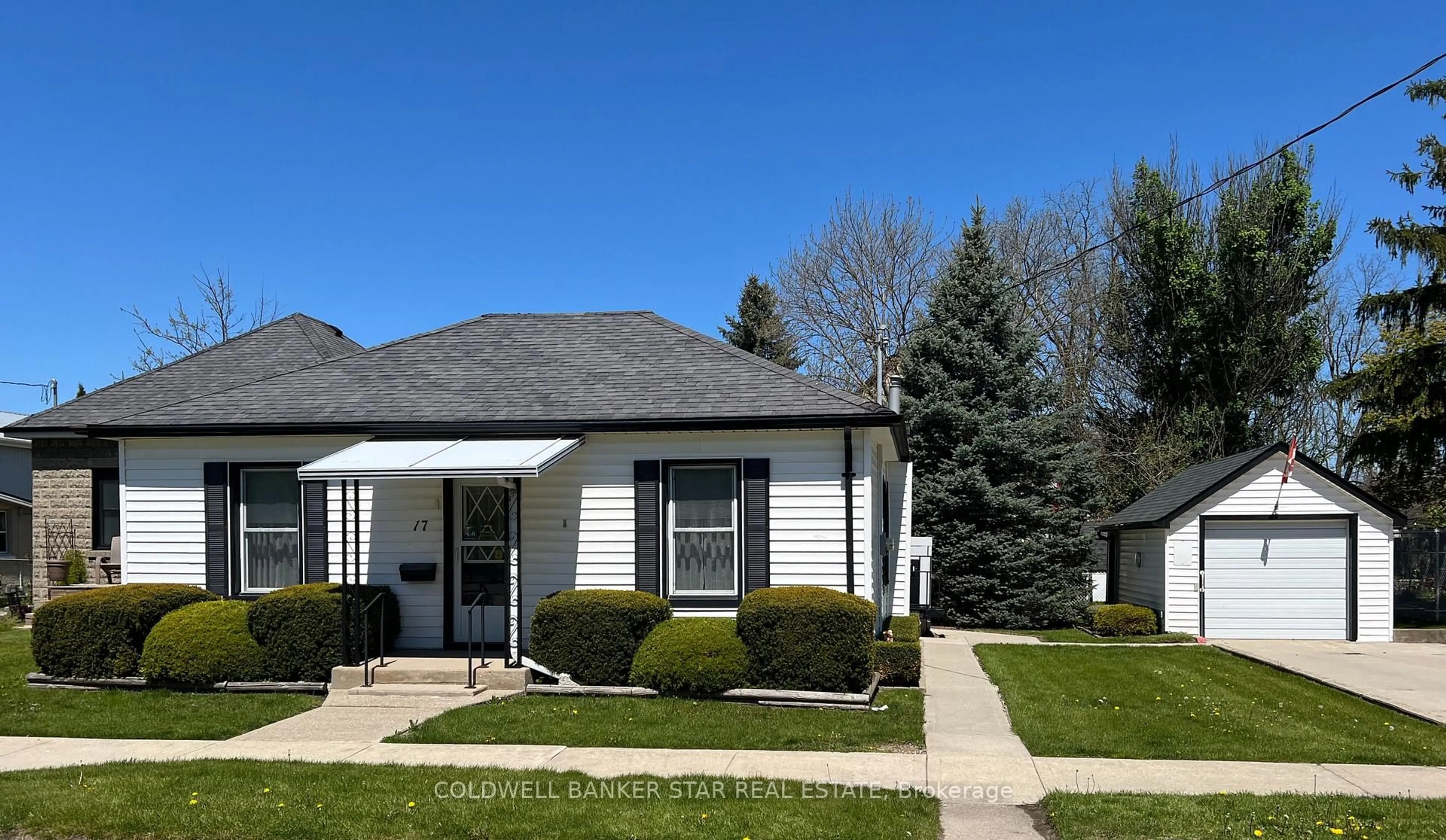 Home with vinyl exterior material, street for 17 James St, Strathroy-Caradoc Ontario N7G 1S6