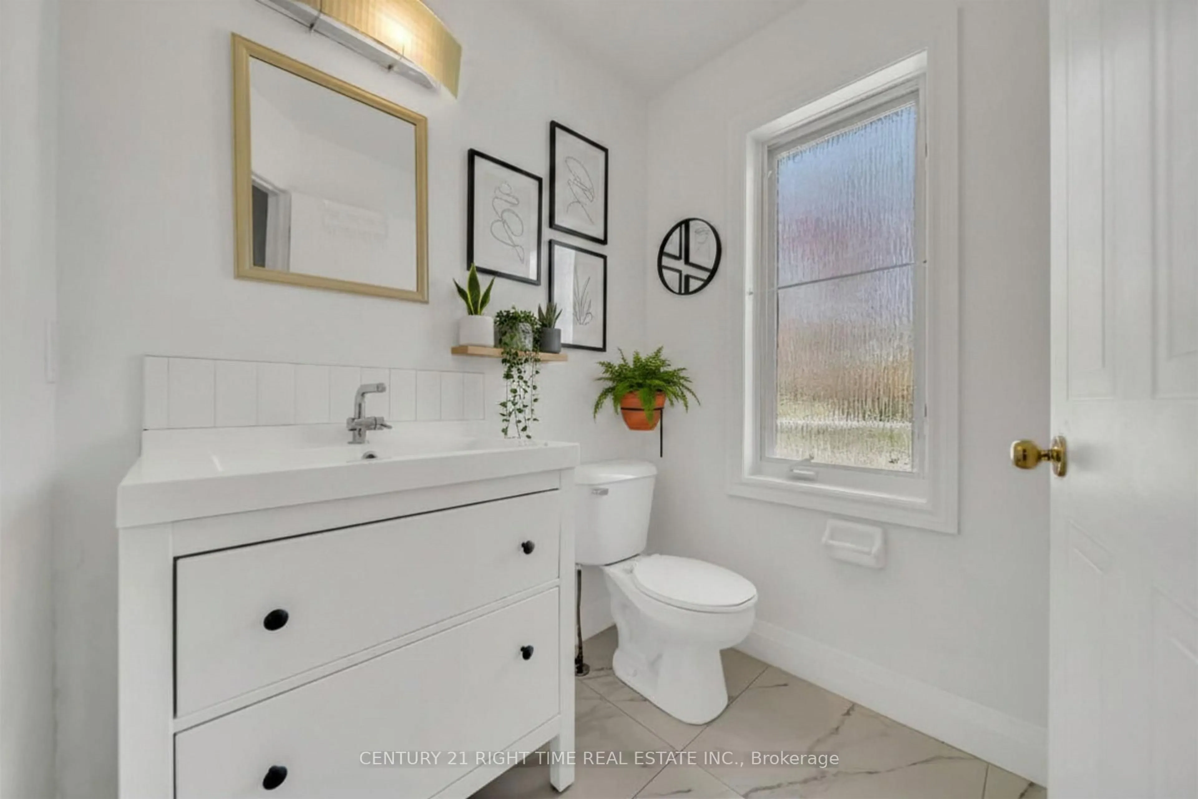 Standard bathroom, ceramic/tile floor for 347 Keewatin Ave, Kitchener Ontario N2B 3W2