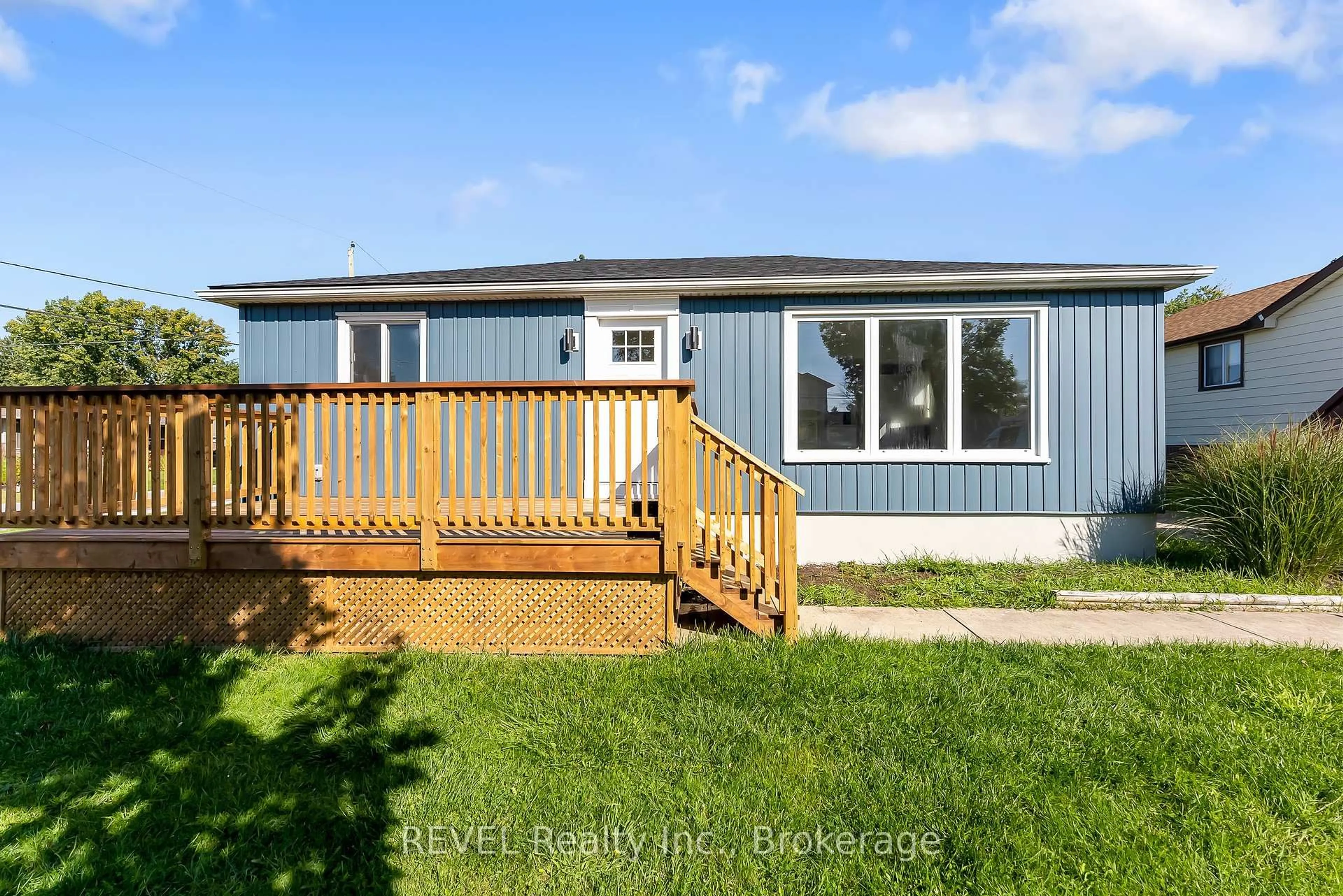 Home with vinyl exterior material, unknown for 7859 Mulhern St, Niagara Falls Ontario L2H 1B6