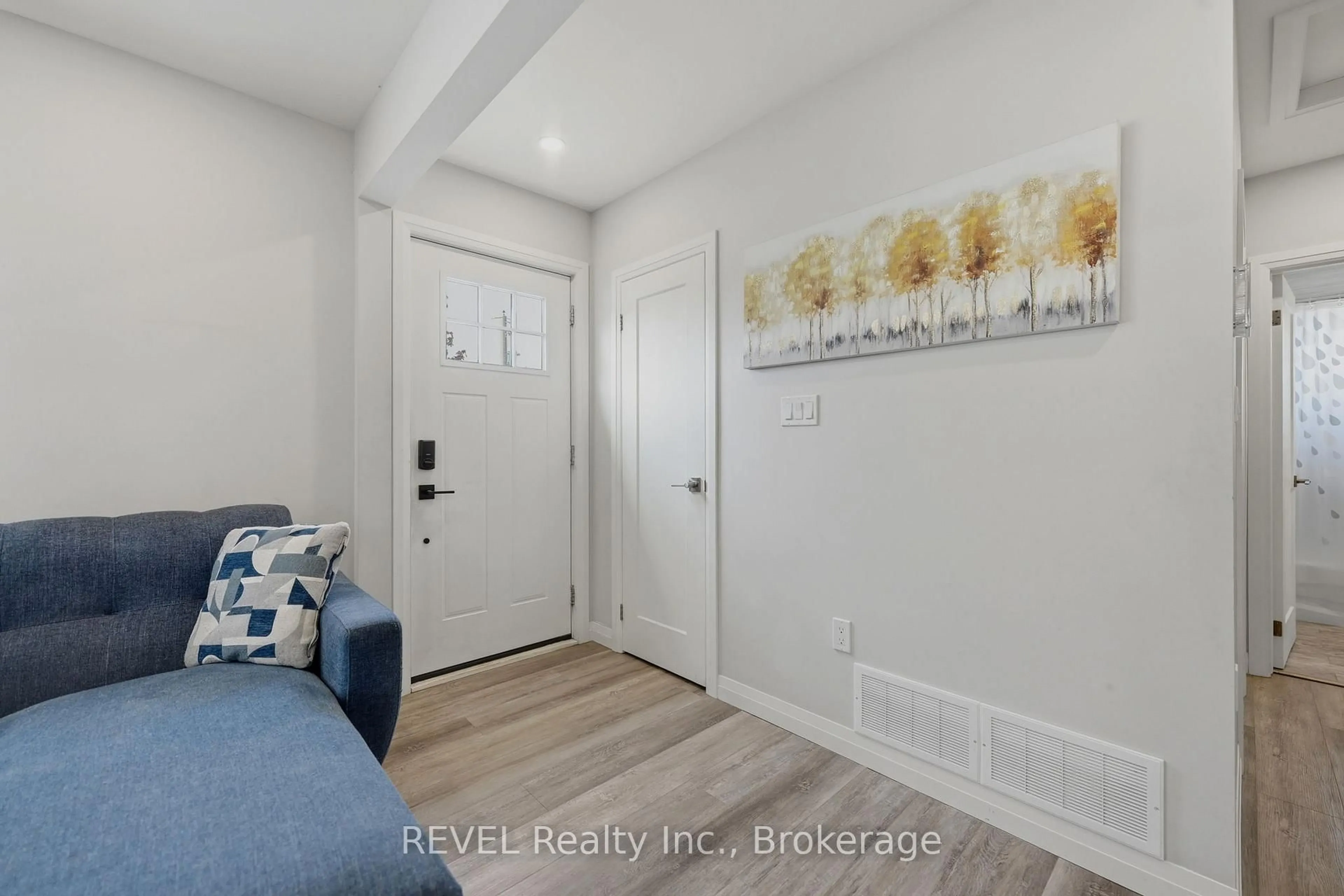 Indoor entryway for 7859 Mulhern St, Niagara Falls Ontario L2H 1B6