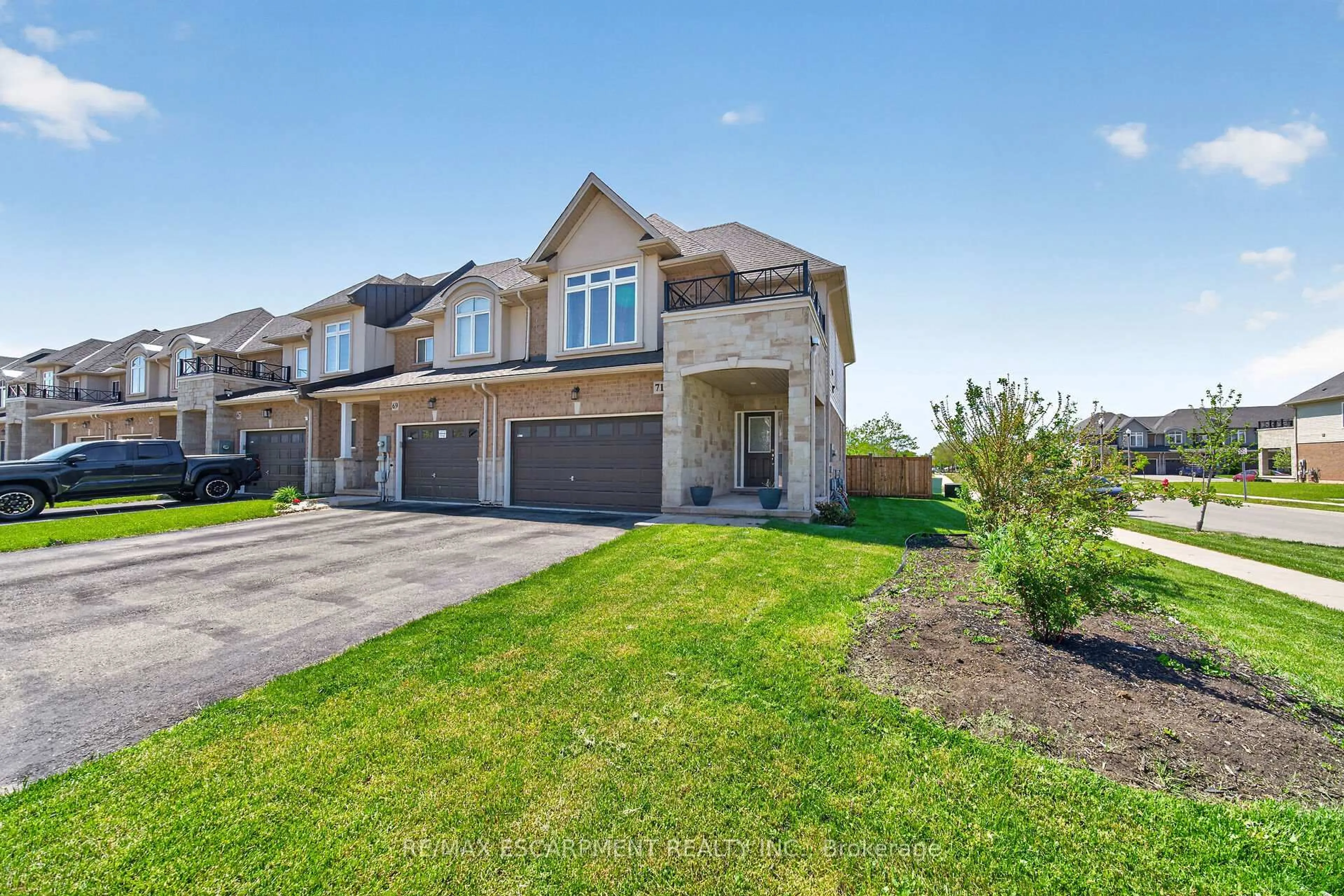 A pic from outside/outdoor area/front of a property/back of a property/a pic from drone, street for 71 Foothills Lane, Hamilton Ontario L8E 0K1