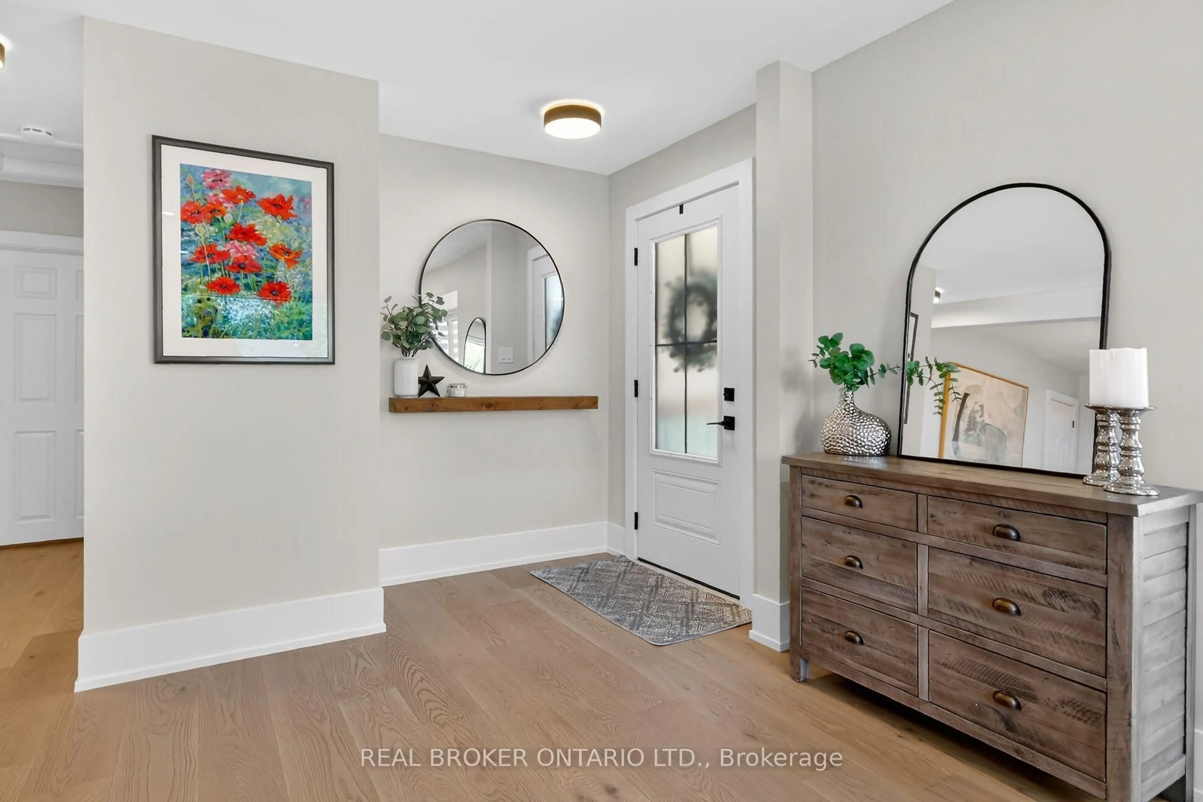 Indoor entryway for 5626 Owen St, Osgoode Ontario K0A 2W0