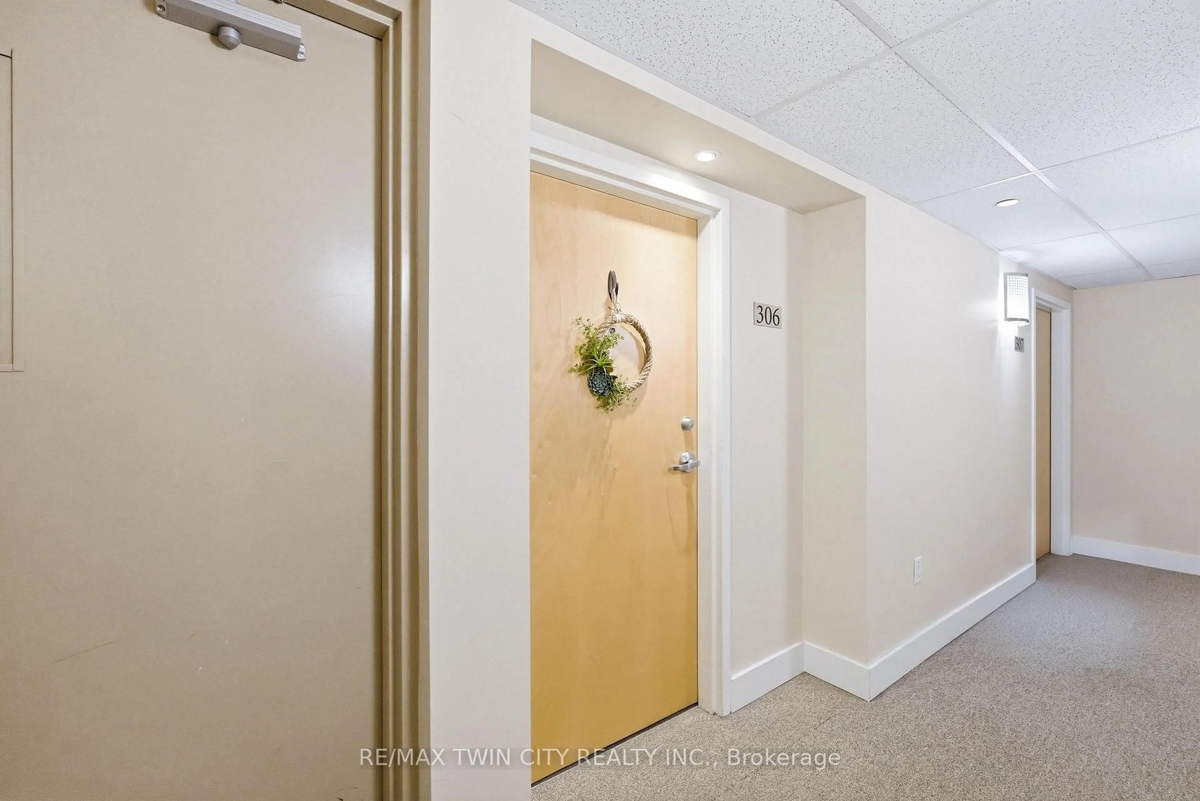 Indoor foyer for 155 Water St #306, Cambridge Ontario N1R 3E3