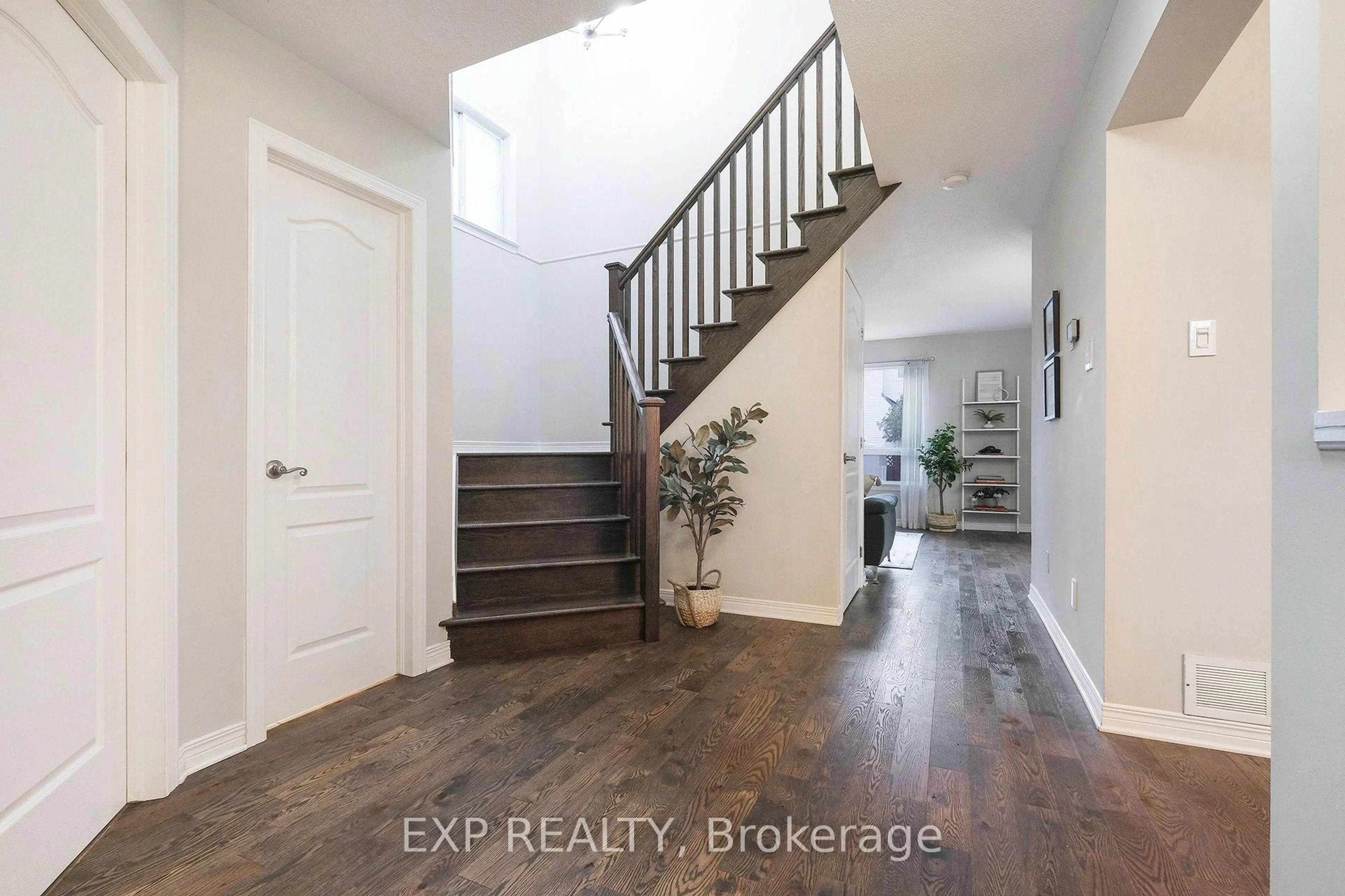 Indoor entryway for 34 Avonmore Cres, Ottawa Ontario K2G 6J7