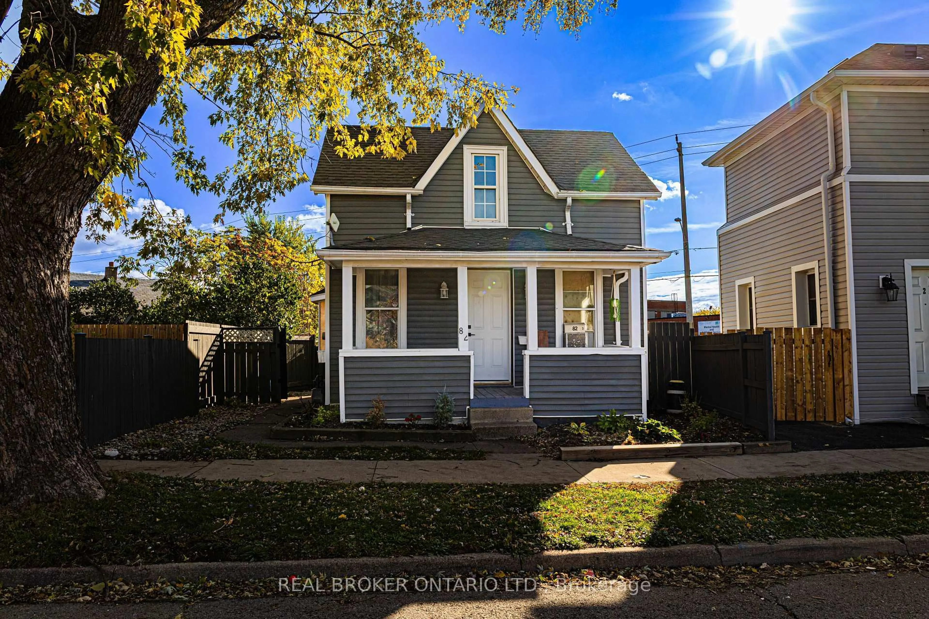 Home with vinyl exterior material, street for 82 Page St, St. Catharines Ontario L2R 4A9