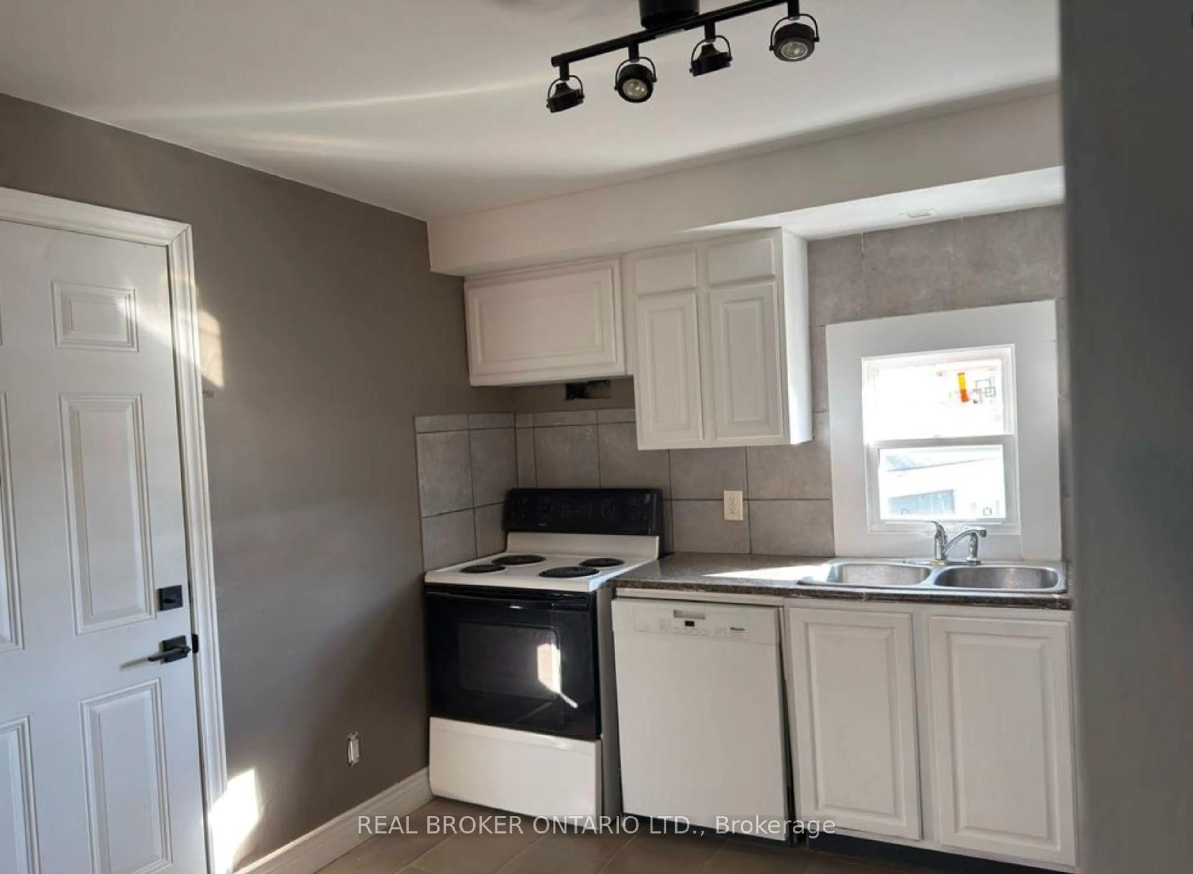 Standard kitchen, unknown for 82 Page St, St. Catharines Ontario L2R 4A9