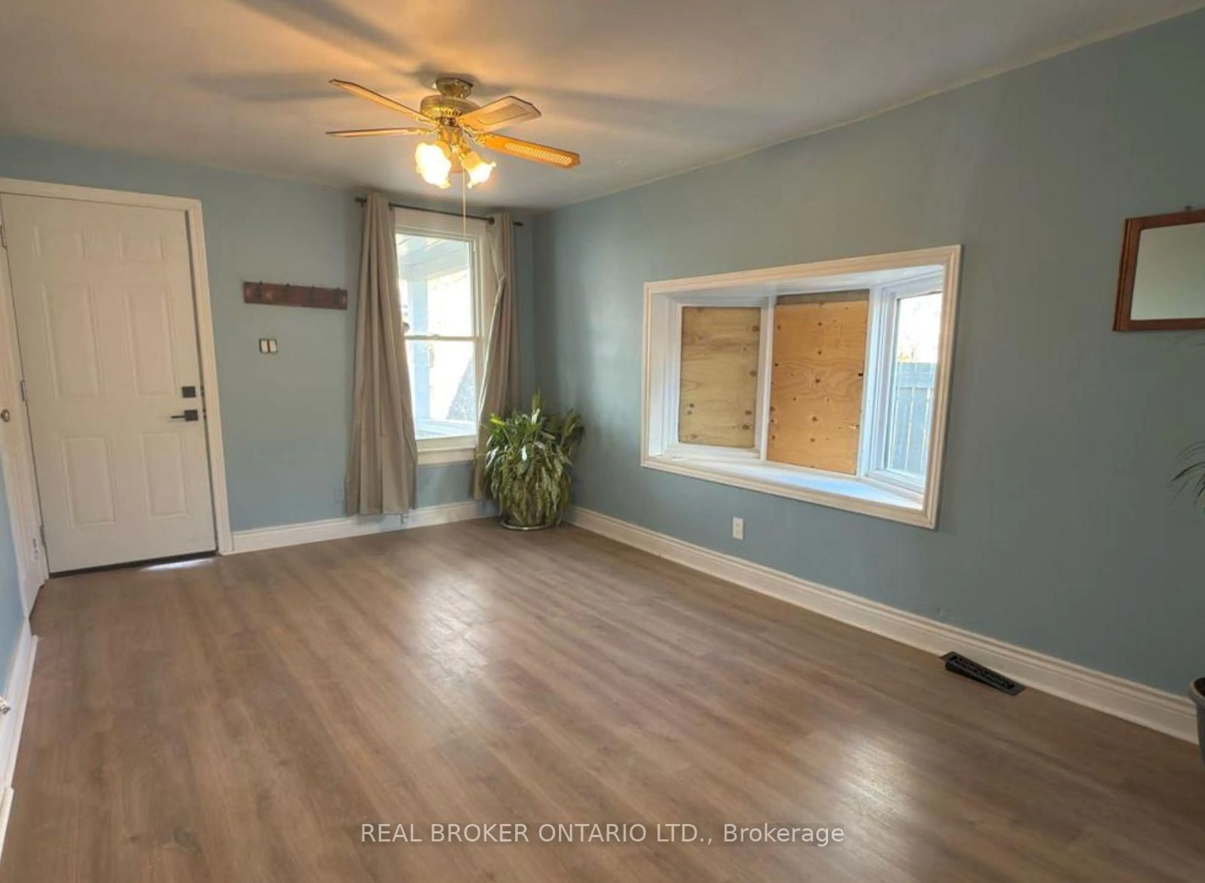 A pic of a room for 82 Page St, St. Catharines Ontario L2R 4A9