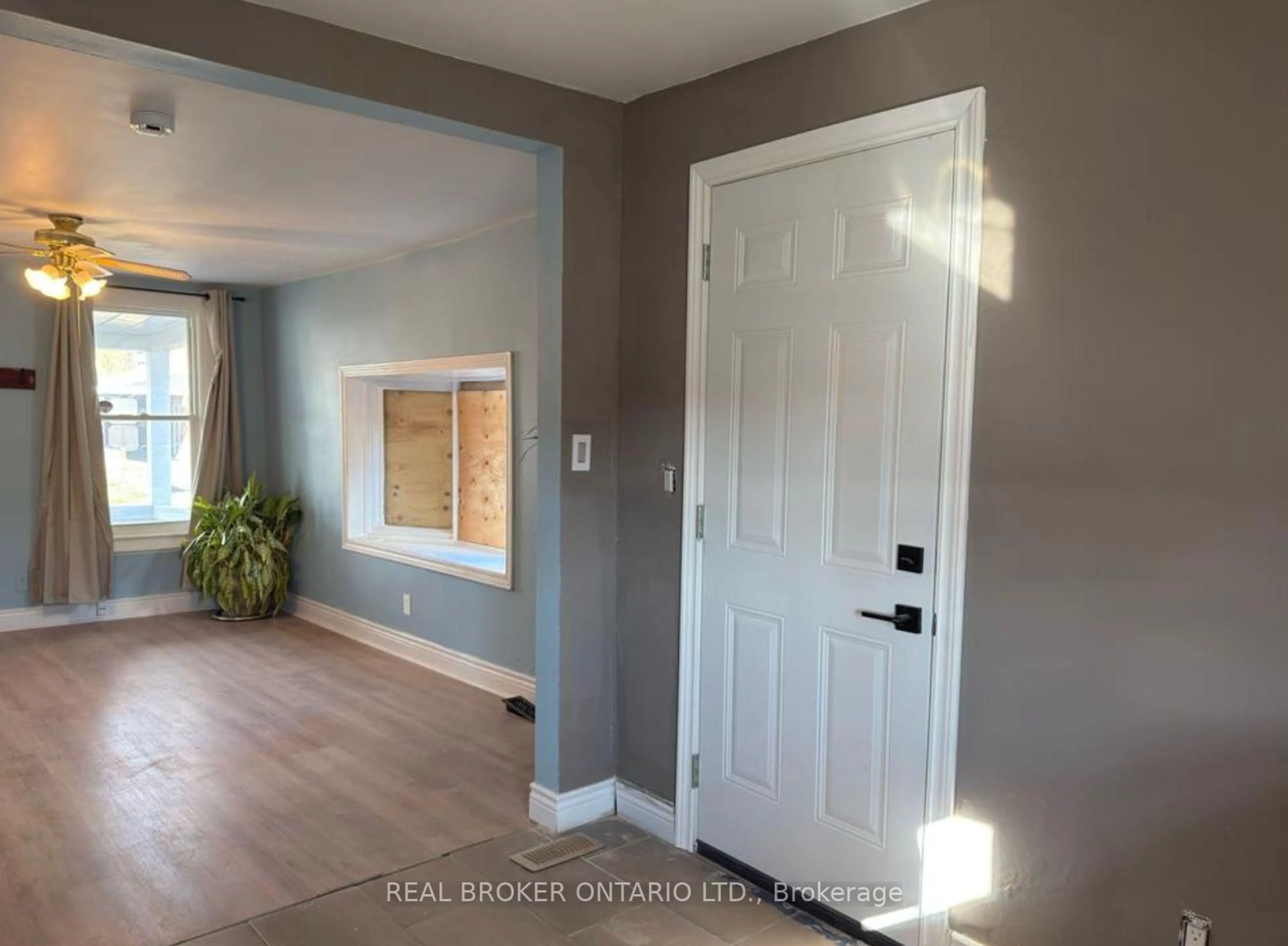 Indoor entryway for 82 Page St, St. Catharines Ontario L2R 4A9