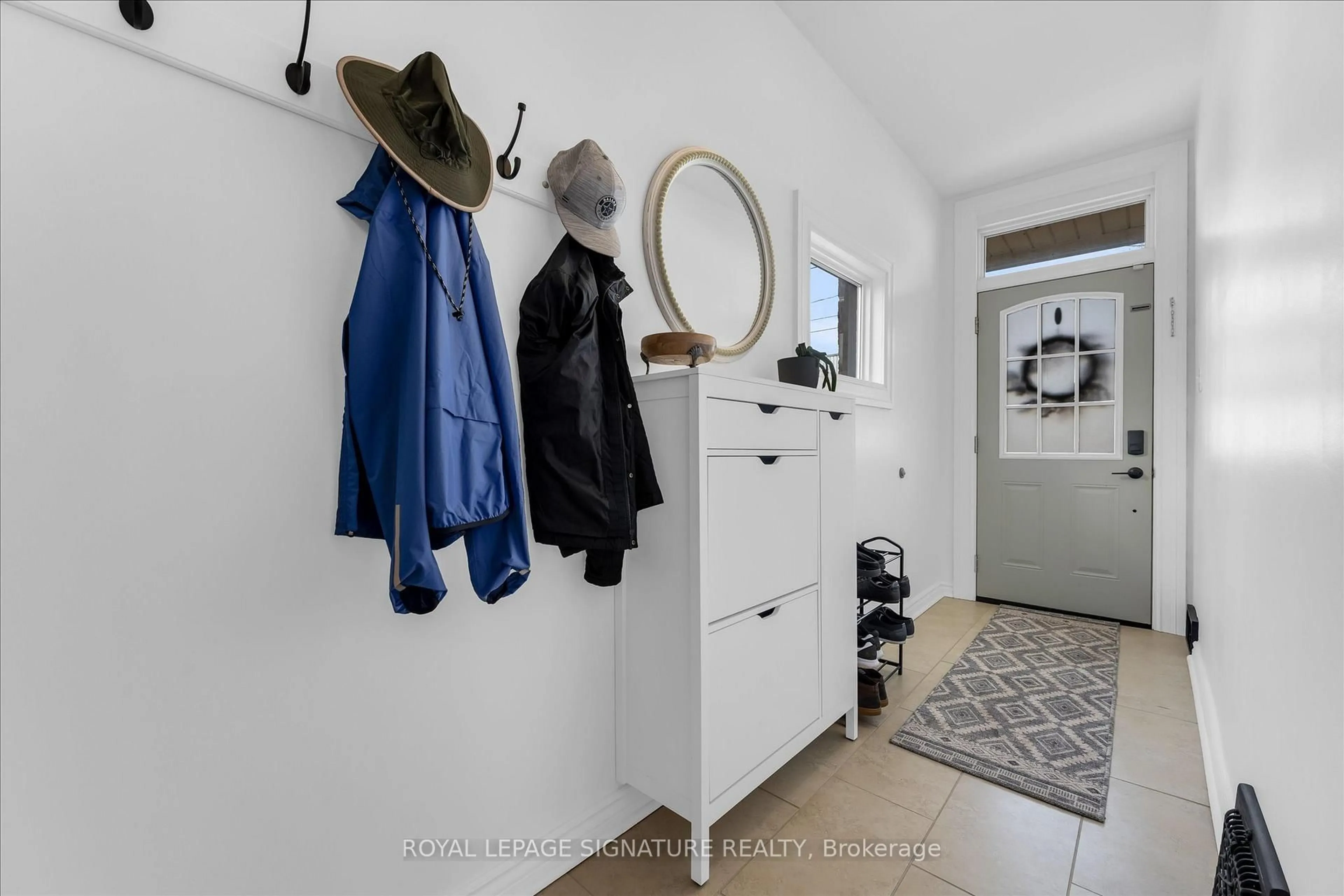 Indoor entryway for 41 Elgin St, Brantford Ontario N3R 1E5