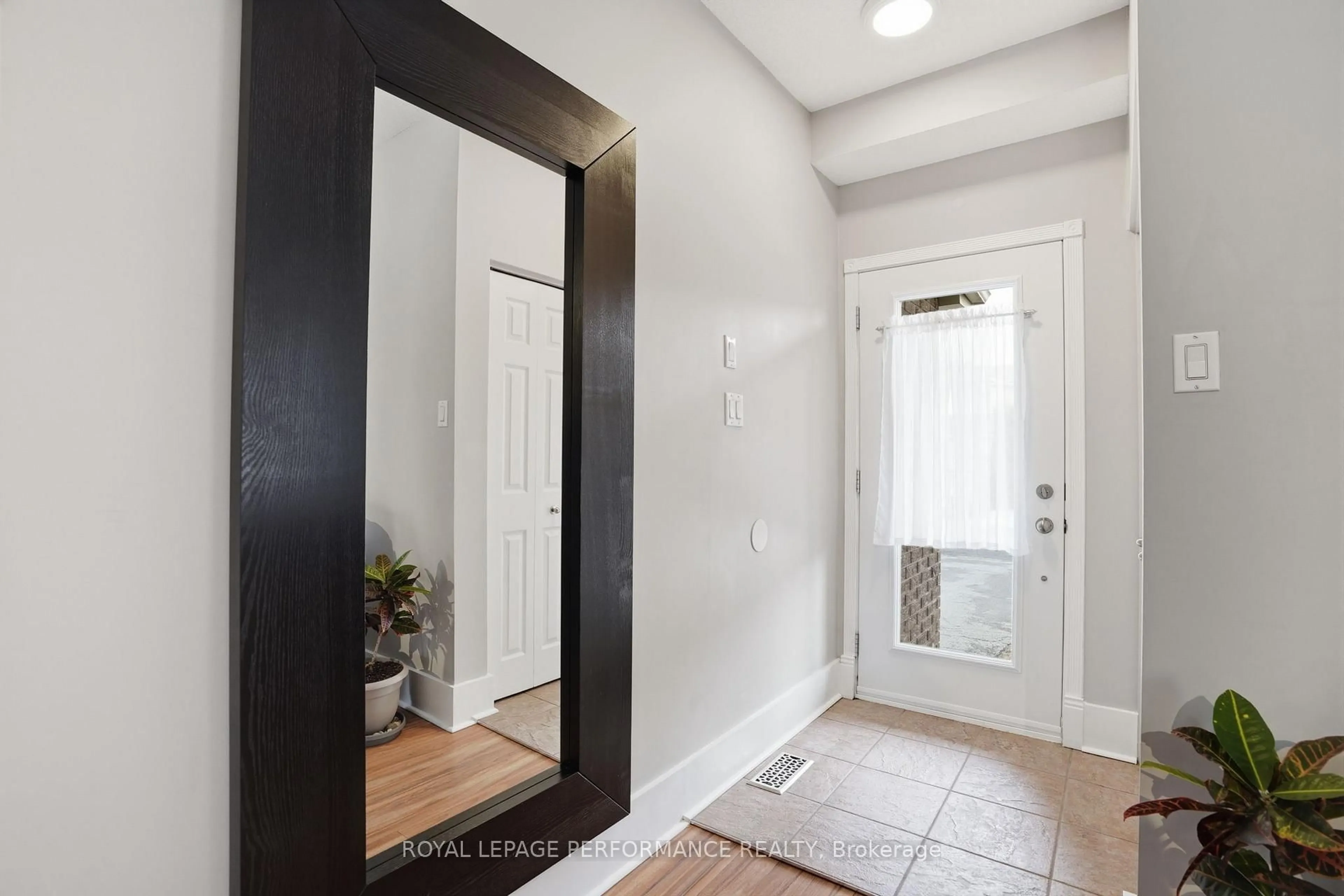 Indoor entryway for 420 Crystal Crt, Clarence-Rockland Ontario K4K 0A1