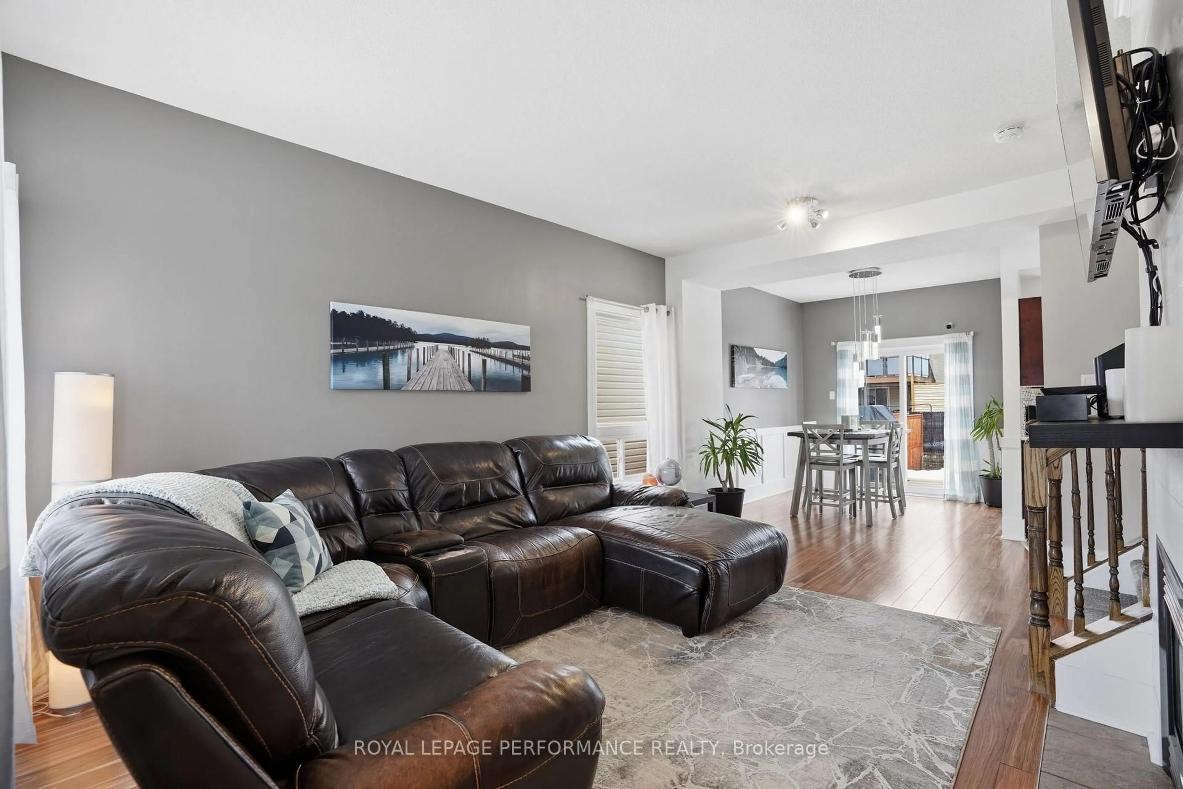 Living room with furniture, unknown for 420 Crystal Crt, Clarence-Rockland Ontario K4K 0A1