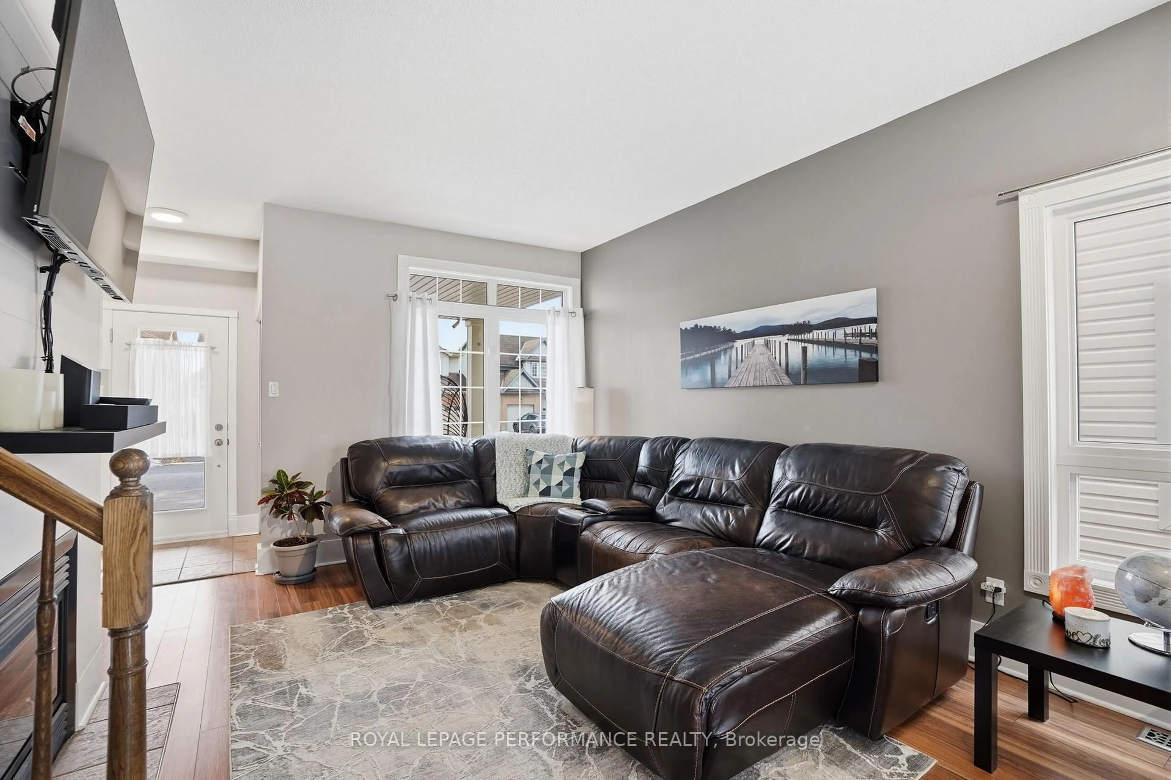 Living room with furniture, unknown for 420 Crystal Crt, Clarence-Rockland Ontario K4K 0A1