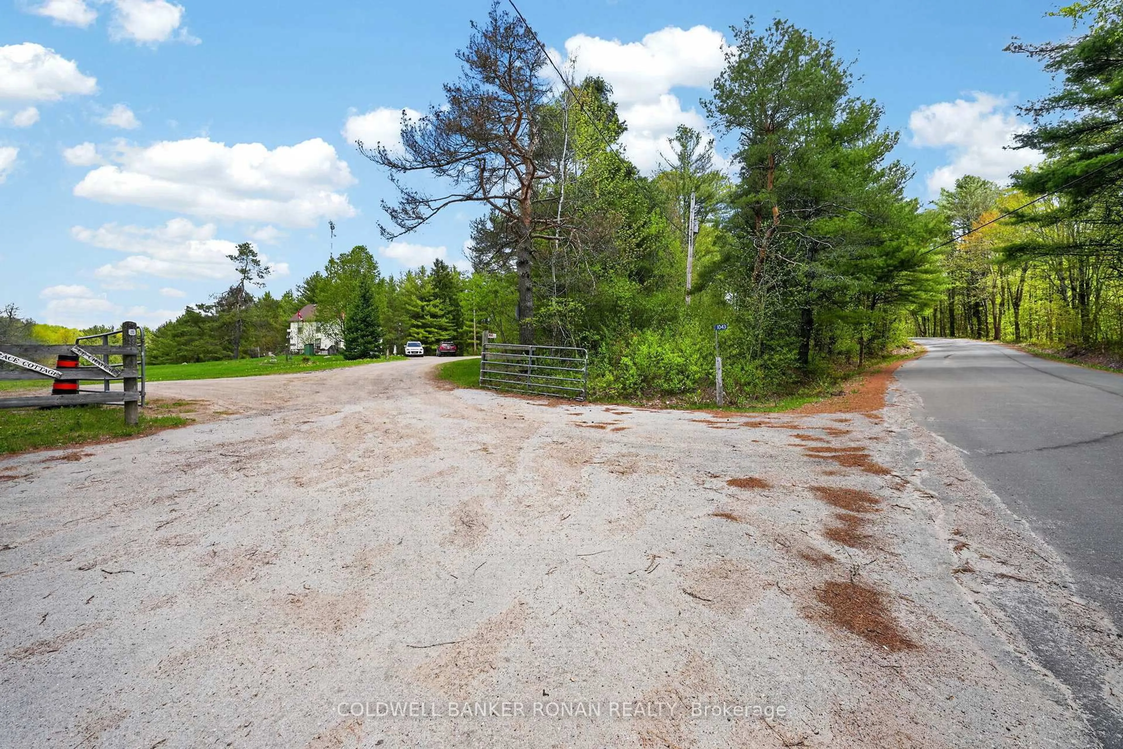 A pic from outside/outdoor area/front of a property/back of a property/a pic from drone, street for 1043 Kirk Line East, Bracebridge Ontario P1L 0A1