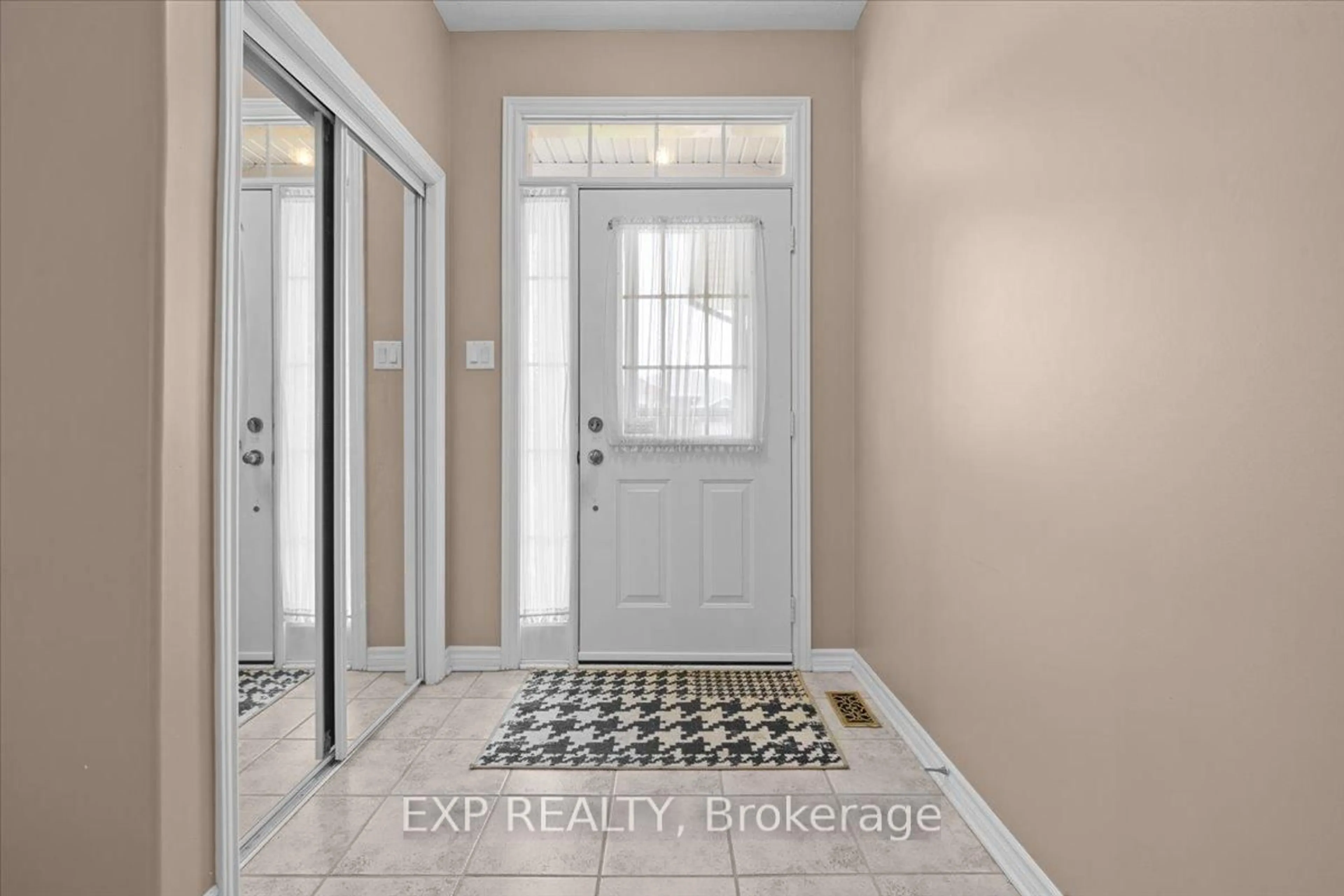 Indoor entryway for 4063 Canyon Walk Dr, Gloucester Ontario K1V 1W2